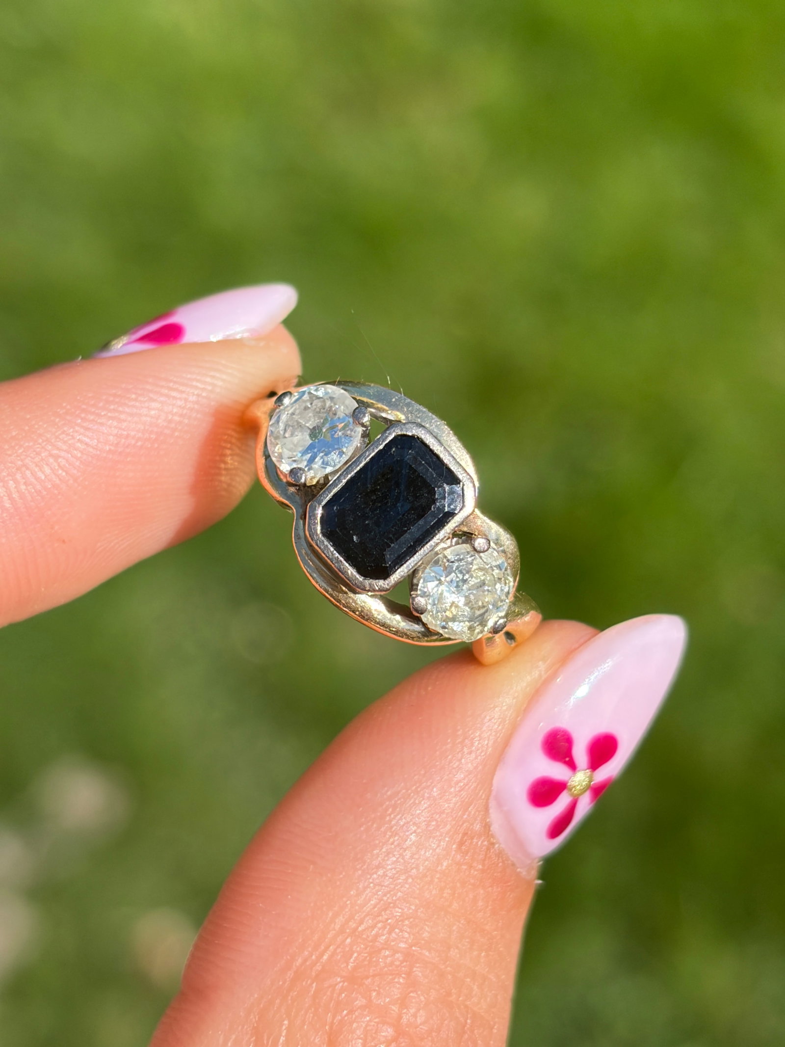 VINTAGE 14CT YELLOW GOLD SAPPHIRE AND DIAMOND 3 STONE TWIST RING - 12