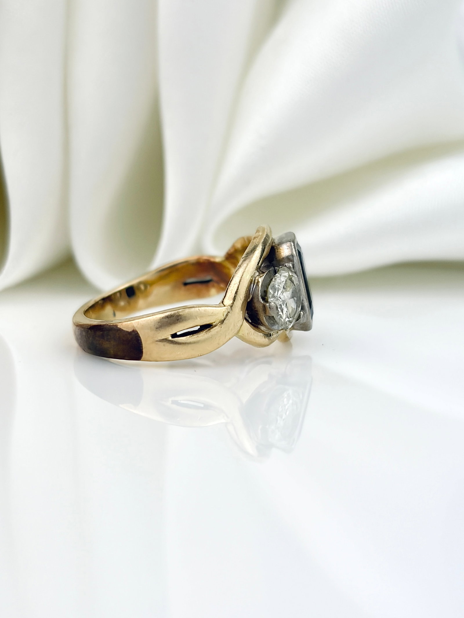 VINTAGE 14CT YELLOW GOLD SAPPHIRE AND DIAMOND 3 STONE TWIST RING - 2