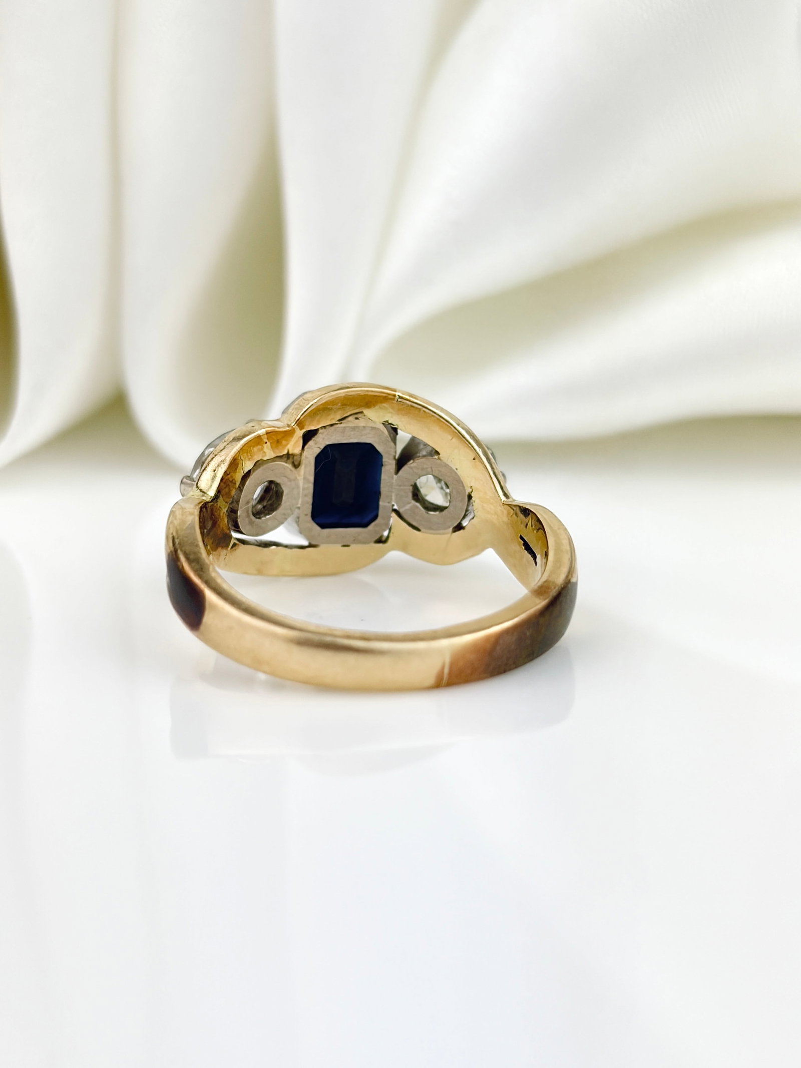 VINTAGE 14CT YELLOW GOLD SAPPHIRE AND DIAMOND 3 STONE TWIST RING - 3