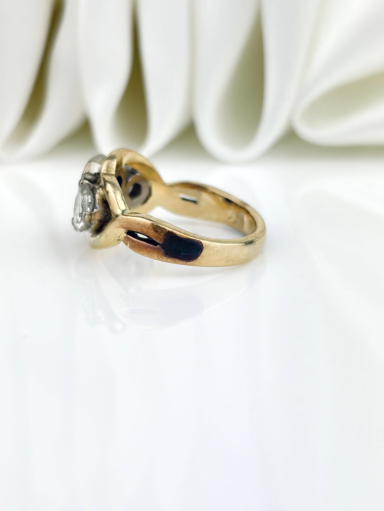 VINTAGE 14CT YELLOW GOLD SAPPHIRE AND DIAMOND 3 STONE TWIST RING - 4