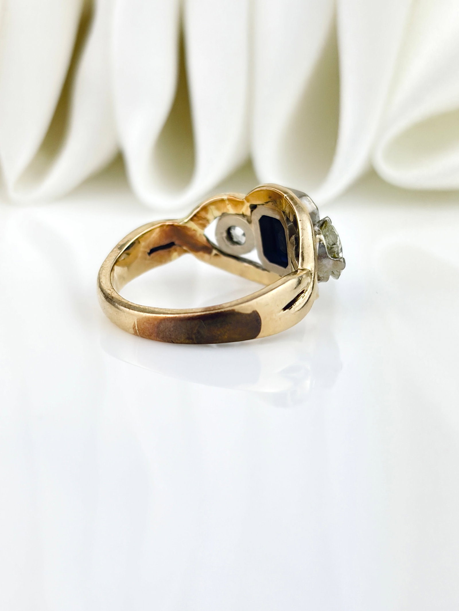 VINTAGE 14CT YELLOW GOLD SAPPHIRE AND DIAMOND 3 STONE TWIST RING - 5