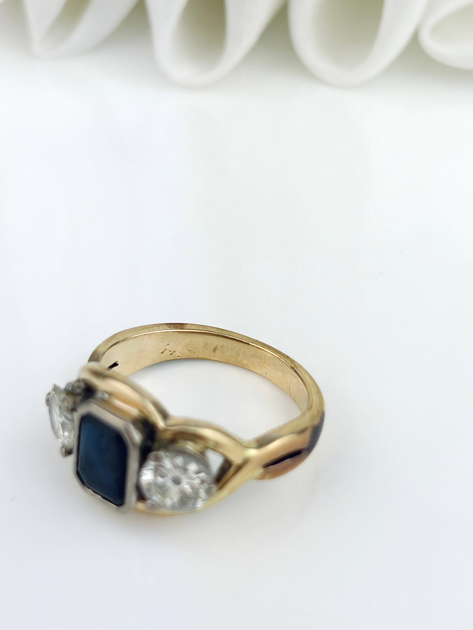 VINTAGE 14CT YELLOW GOLD SAPPHIRE AND DIAMOND 3 STONE TWIST RING - 6