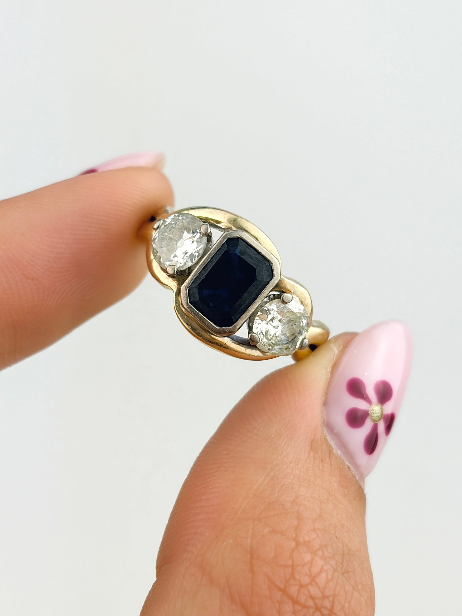 VINTAGE 14CT YELLOW GOLD SAPPHIRE AND DIAMOND 3 STONE TWIST RING - 7