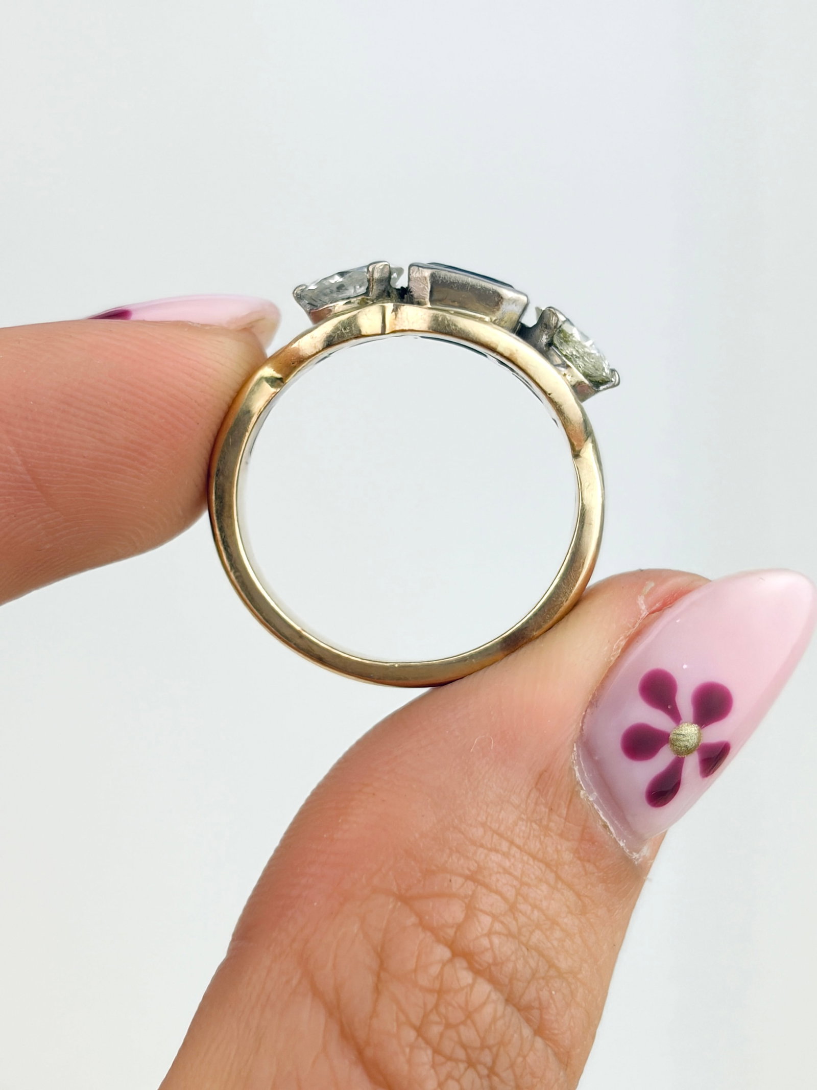VINTAGE 14CT YELLOW GOLD SAPPHIRE AND DIAMOND 3 STONE TWIST RING - 8