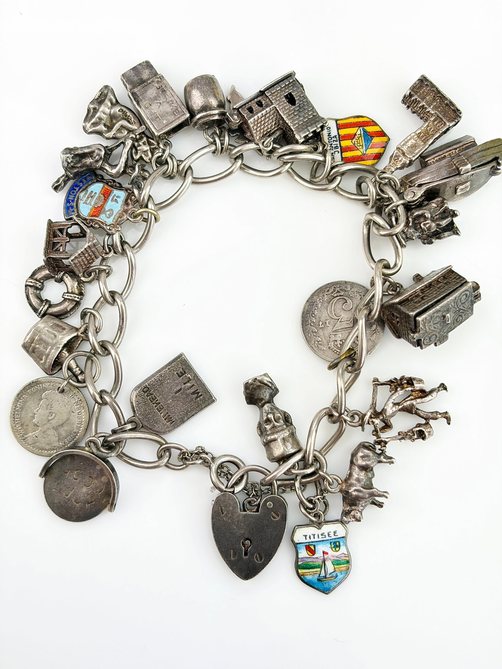 VINTAGE CHUNKY STERLING SILVER CHARM BRACELET WITH OPENING AND ENAMEL CHARMS: VINTAGE CHUNKY STERLING SILVER CHARM BRACELET WITH OPENING AND ENAMEL CHARMS Weight: 69.55g Size: Length 18.5cm, link width 8mm Materials: sterling silver Hallmarks: Silver stamps 