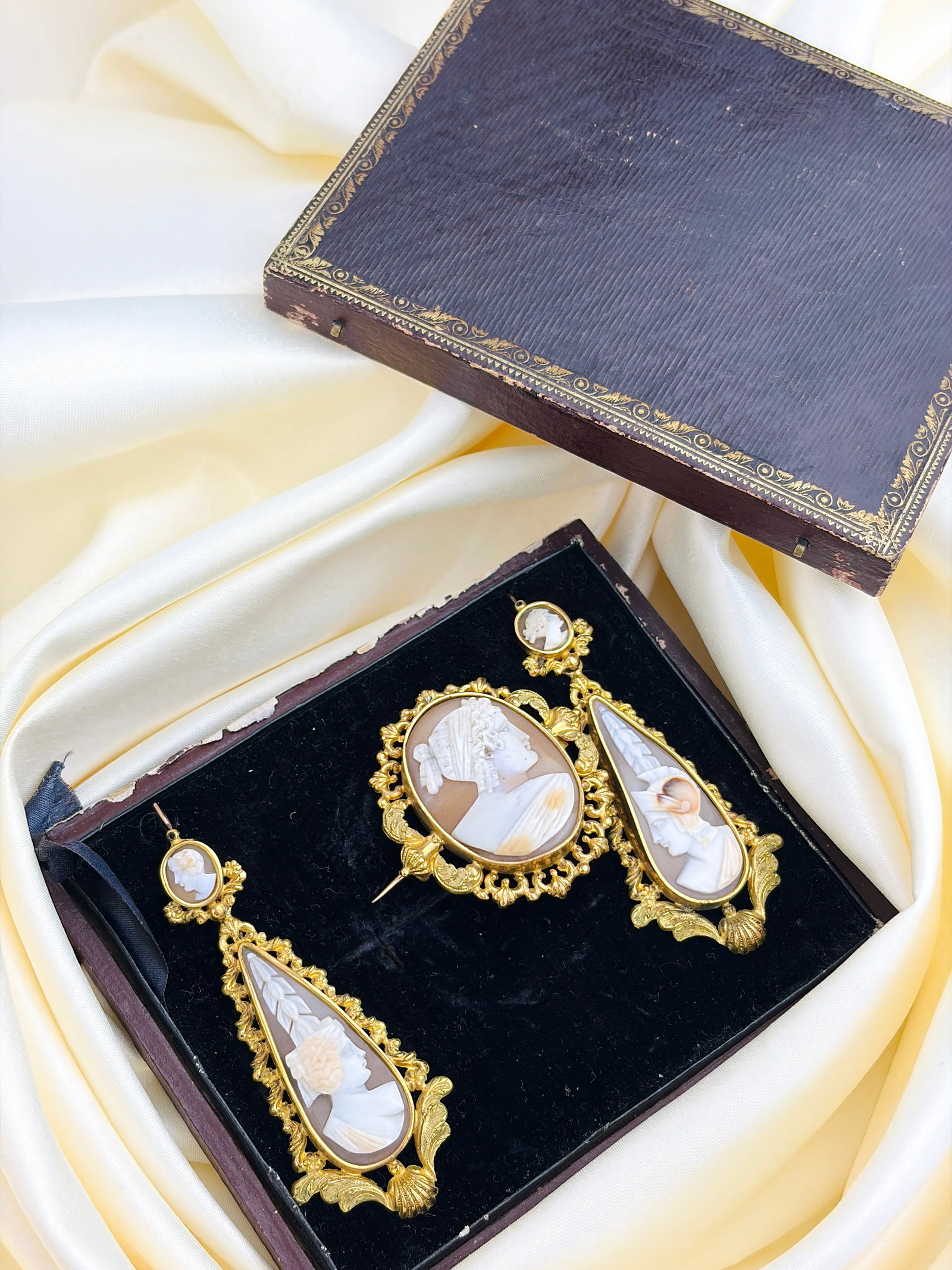 ANTIQUE BOXED CAMEO SUITE - INTERCHANGEABLE EARRINGS AND BROOCH - 10