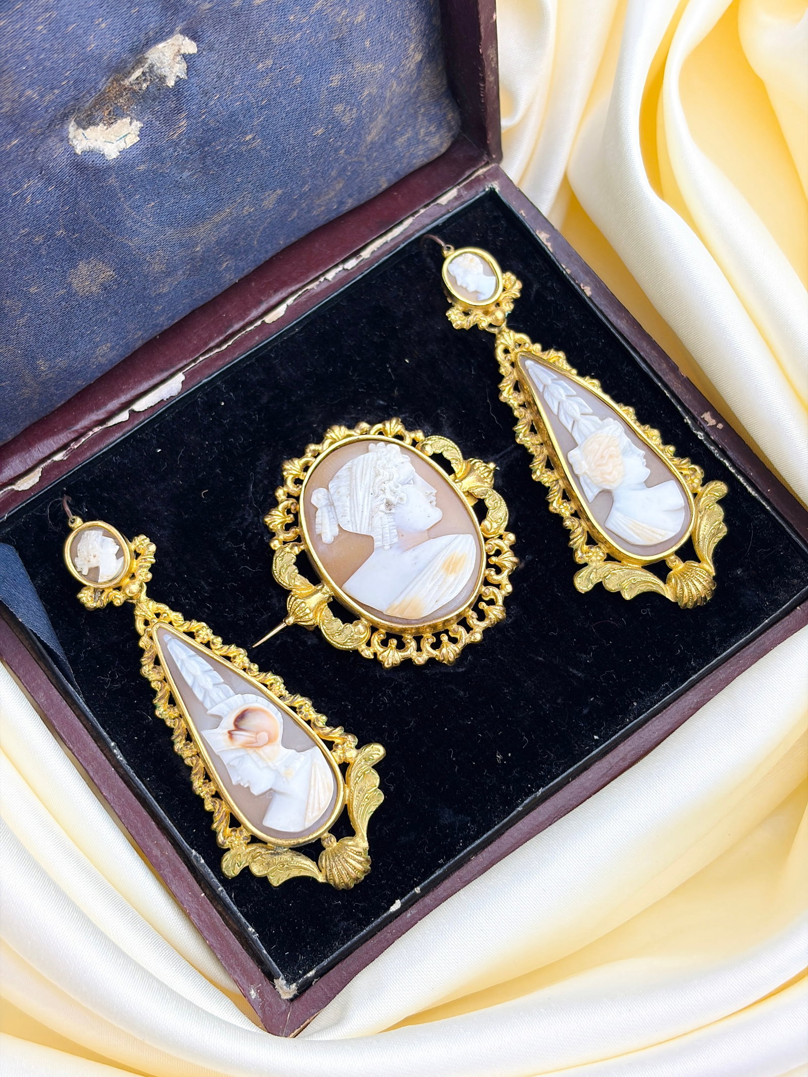 ANTIQUE BOXED CAMEO SUITE - INTERCHANGEABLE EARRINGS AND BROOCH: ANTIQUE BOXED CAMEO SUITE - INTERCHANGEABLE EARRINGS AND BROOCH Gorgeous suite with matching cameo brooch and earrings! The drop on both earrings can be removed and switched for varying looks. They ar
