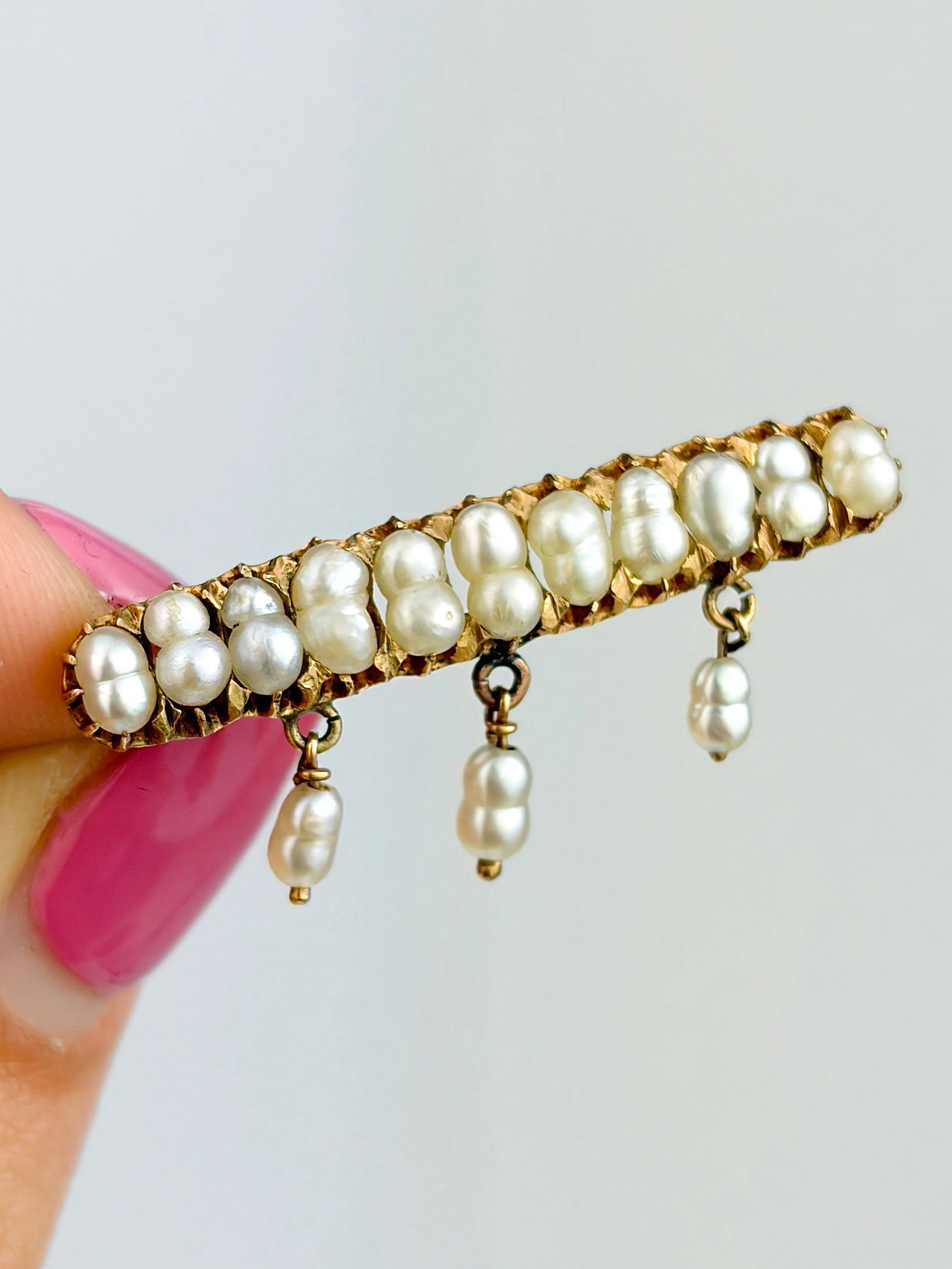 ADORABLE GOLD SEED PEARL DOUBLE ROW AND DROP BAR BROOCH: ADORABLE GOLD SEED PEARL DOUBLE ROW AND DROP BAR BROOCH Weight: 3.06g Size: 14x33mm Materials: Gold Hallmarks: None present Condition: Very good overall condition. Some signs of wear