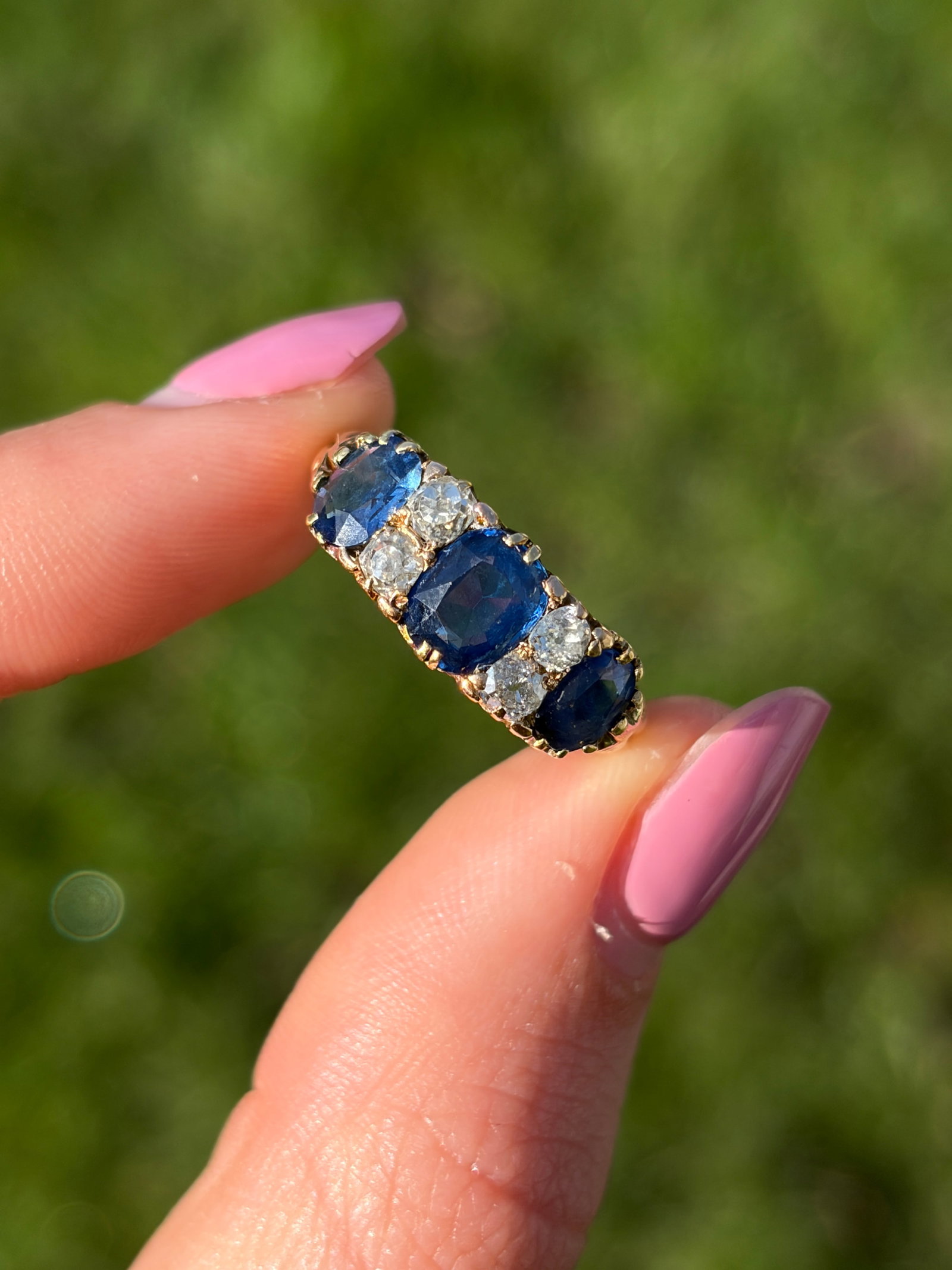 ANTIQUE 18CT YELLOW GOLD SAPPHIRE AND DIAMOND 5 STONE RING - 4