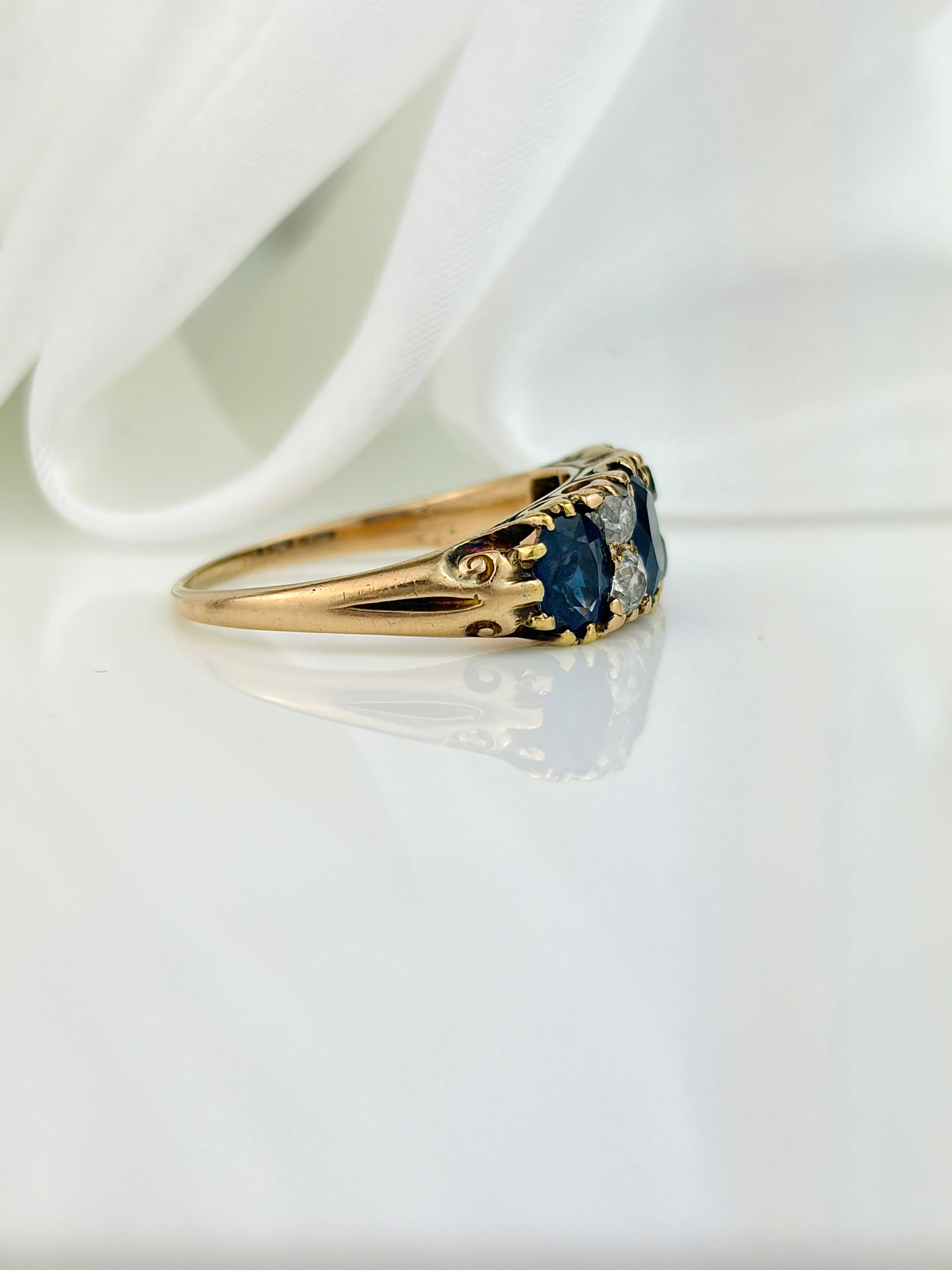 ANTIQUE 18CT YELLOW GOLD SAPPHIRE AND DIAMOND 5 STONE RING - 5