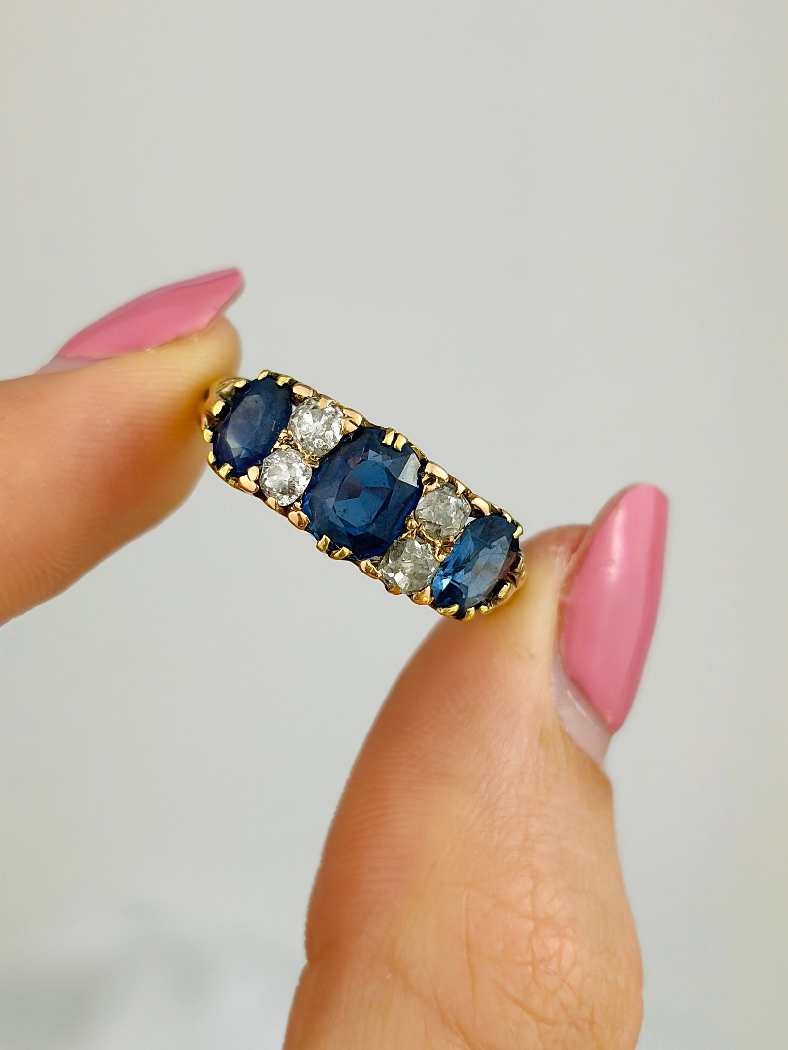 ANTIQUE 18CT YELLOW GOLD SAPPHIRE AND DIAMOND 5 STONE RING - 8