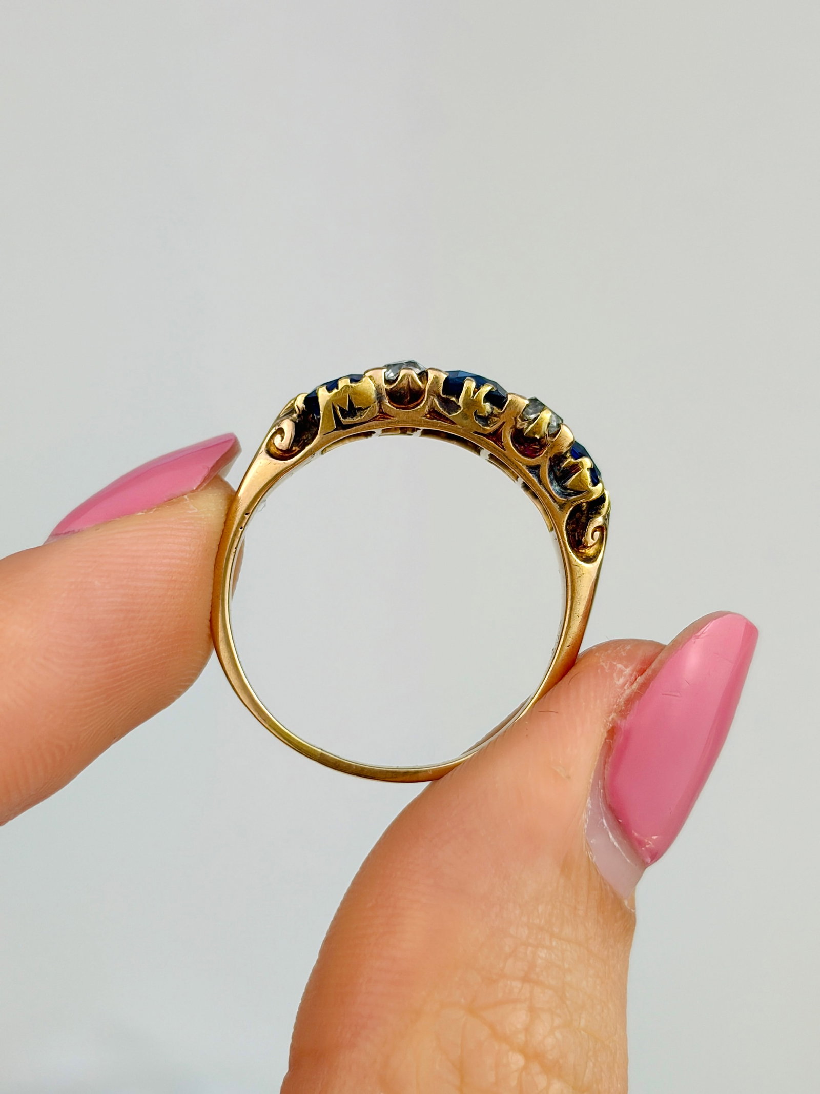 ANTIQUE 18CT YELLOW GOLD SAPPHIRE AND DIAMOND 5 STONE RING - 9
