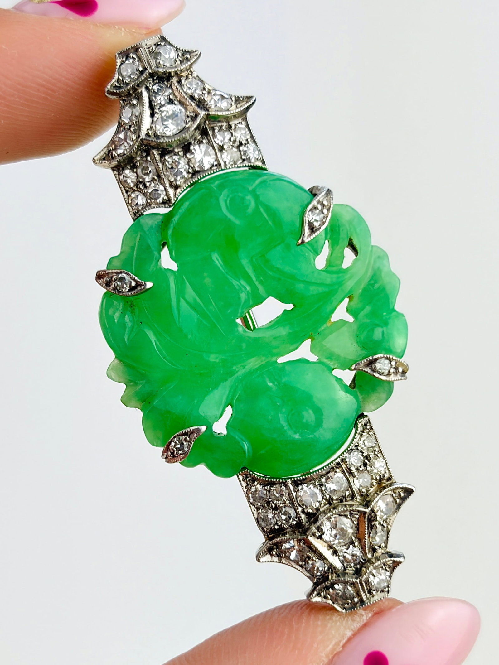 Art deco large carved jade and diamond brooch: Art deco large carved jade and diamond brooch Truly amazing measurements size 43mm x 21mm weight 8.59g materials jade and diamond s0zz