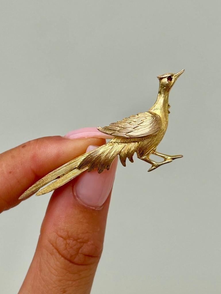 Large 9ct Yellow Gold Bird Brooch with Ruby Eyes: Large 9ct Yellow Gold Bird Brooch with Ruby Eyes a beautiful bird brooch with sweet ruby eyes measurements length 60mm width 23mm weight 5.45g stamped 9.