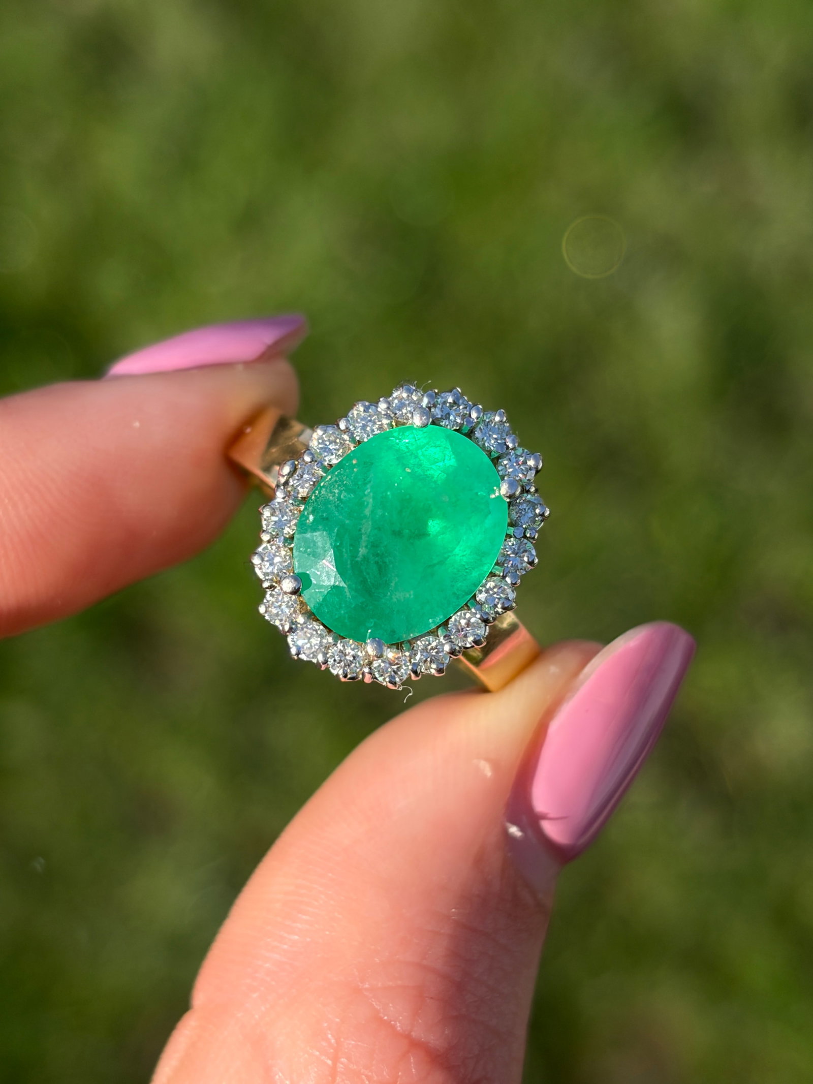 AMAZING 18CT YELLOW GOLD EMERALD AND DIAMOND CLUSTER RING - 4