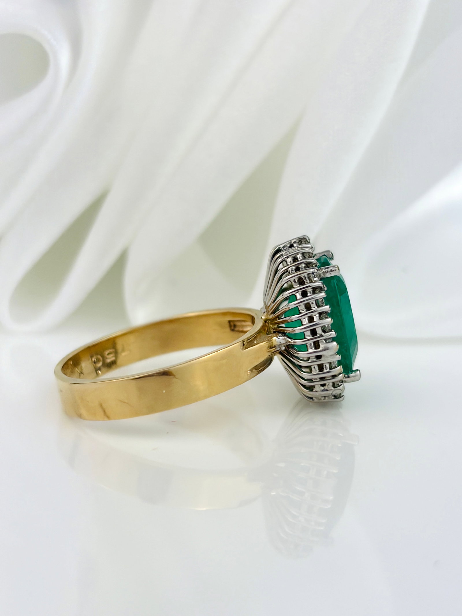 AMAZING 18CT YELLOW GOLD EMERALD AND DIAMOND CLUSTER RING - 5