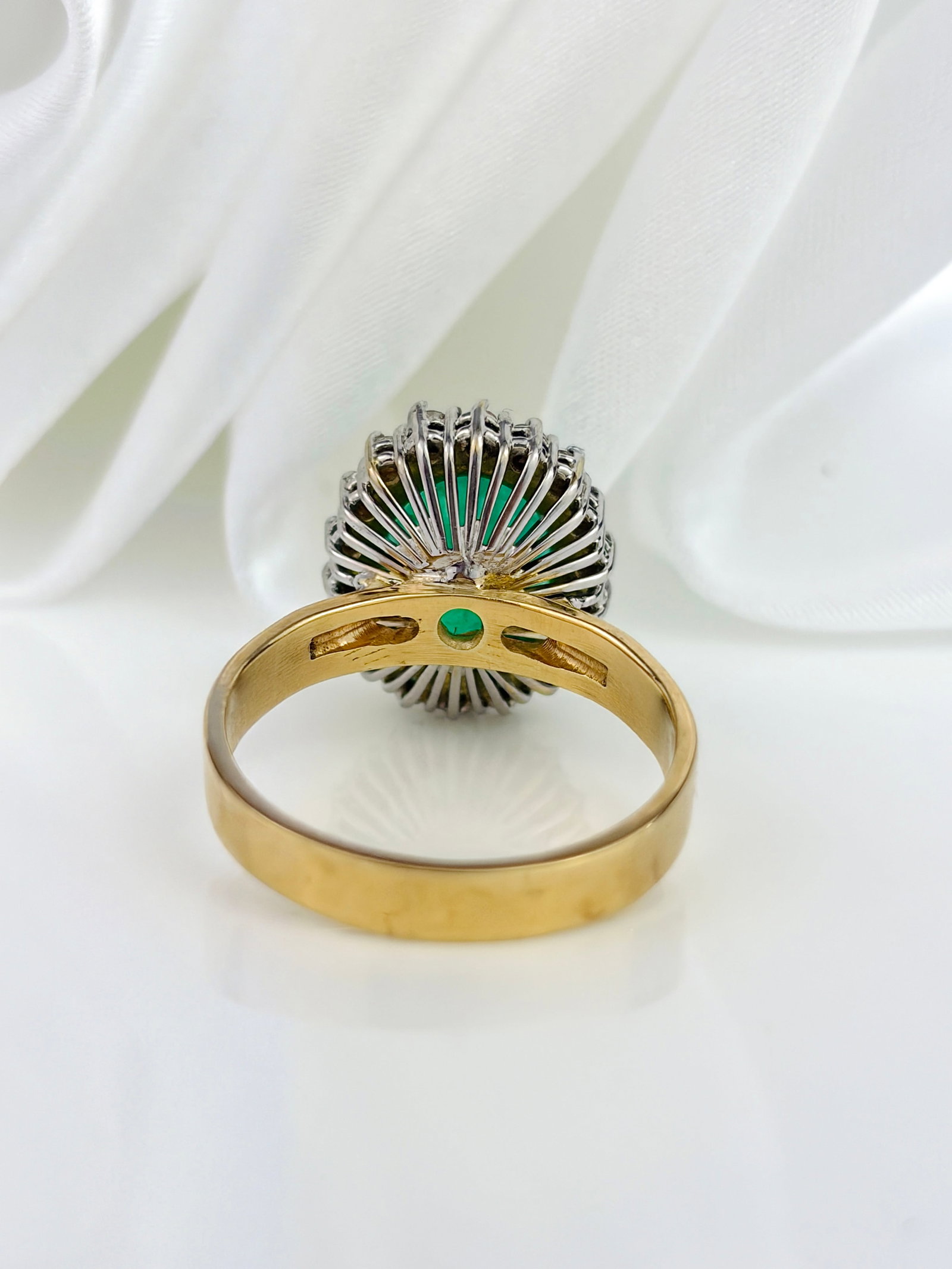 AMAZING 18CT YELLOW GOLD EMERALD AND DIAMOND CLUSTER RING - 6