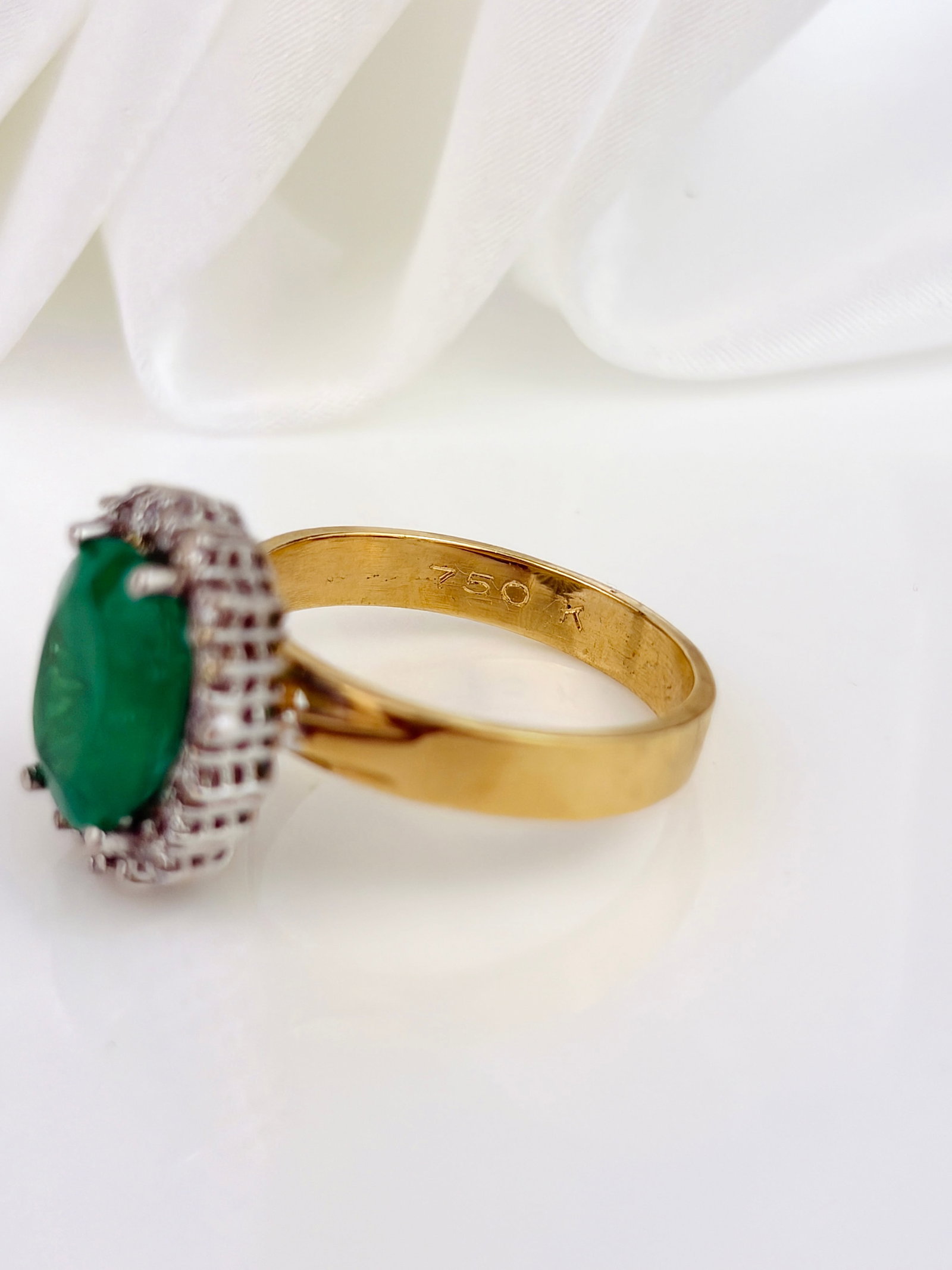 AMAZING 18CT YELLOW GOLD EMERALD AND DIAMOND CLUSTER RING - 7
