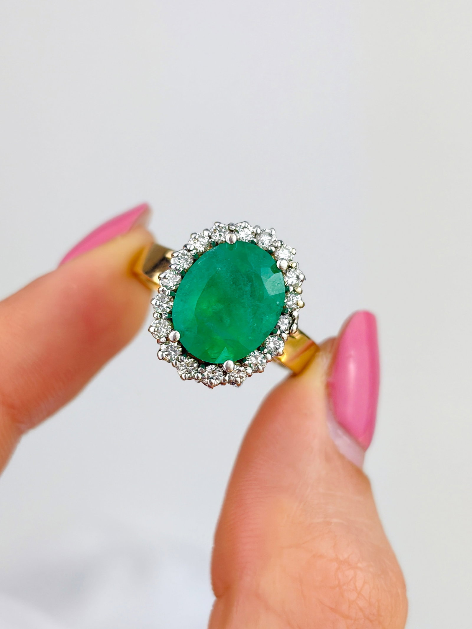 AMAZING 18CT YELLOW GOLD EMERALD AND DIAMOND CLUSTER RING - 8