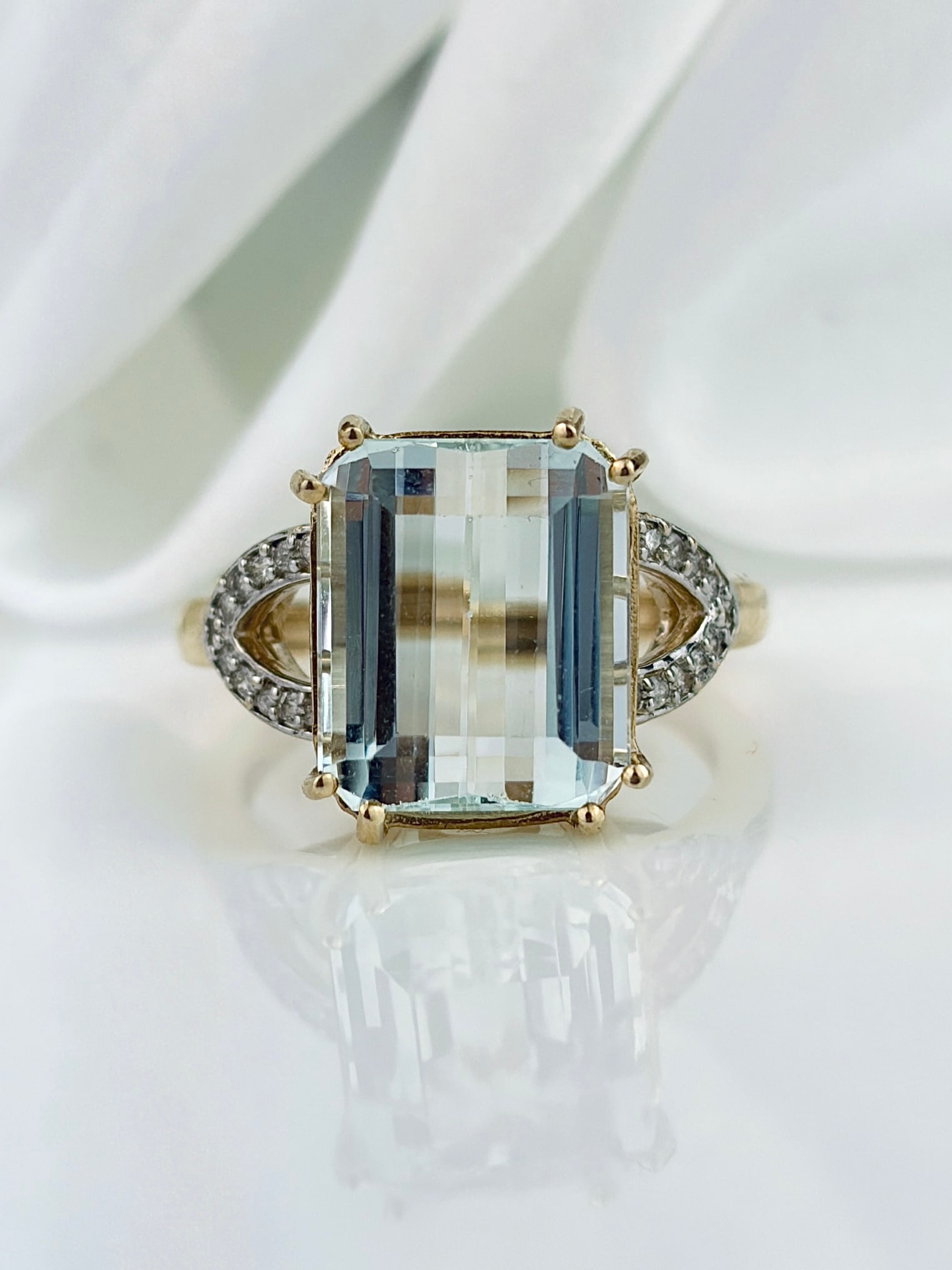 WONDERFUL 5.14CT AQUAMARINE AND DIAMOND COCKTAIL RING IN 9CT GOLD: Wonderful 5.14ct Aquamarine and Diamond Cocktail Ring in 9ct Yellow Gold Stunning cocktail ring! Weight: 3.55g Size: UK K, US 5.5, Face of ring 12x10mm, height off finger 8mm Materials: 9ct gold