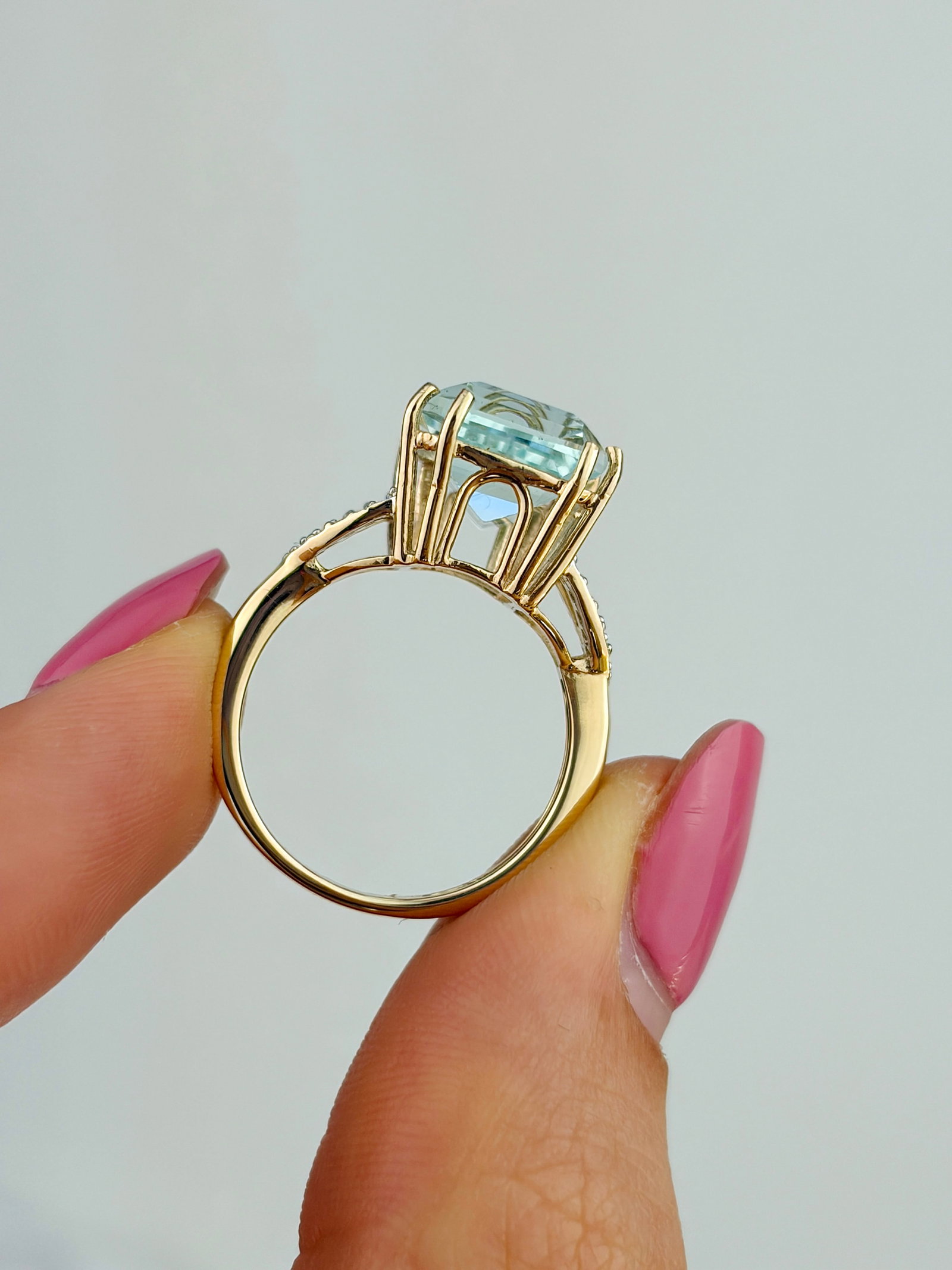 WONDERFUL 5.14CT AQUAMARINE AND DIAMOND COCKTAIL RING IN 9CT GOLD - 9