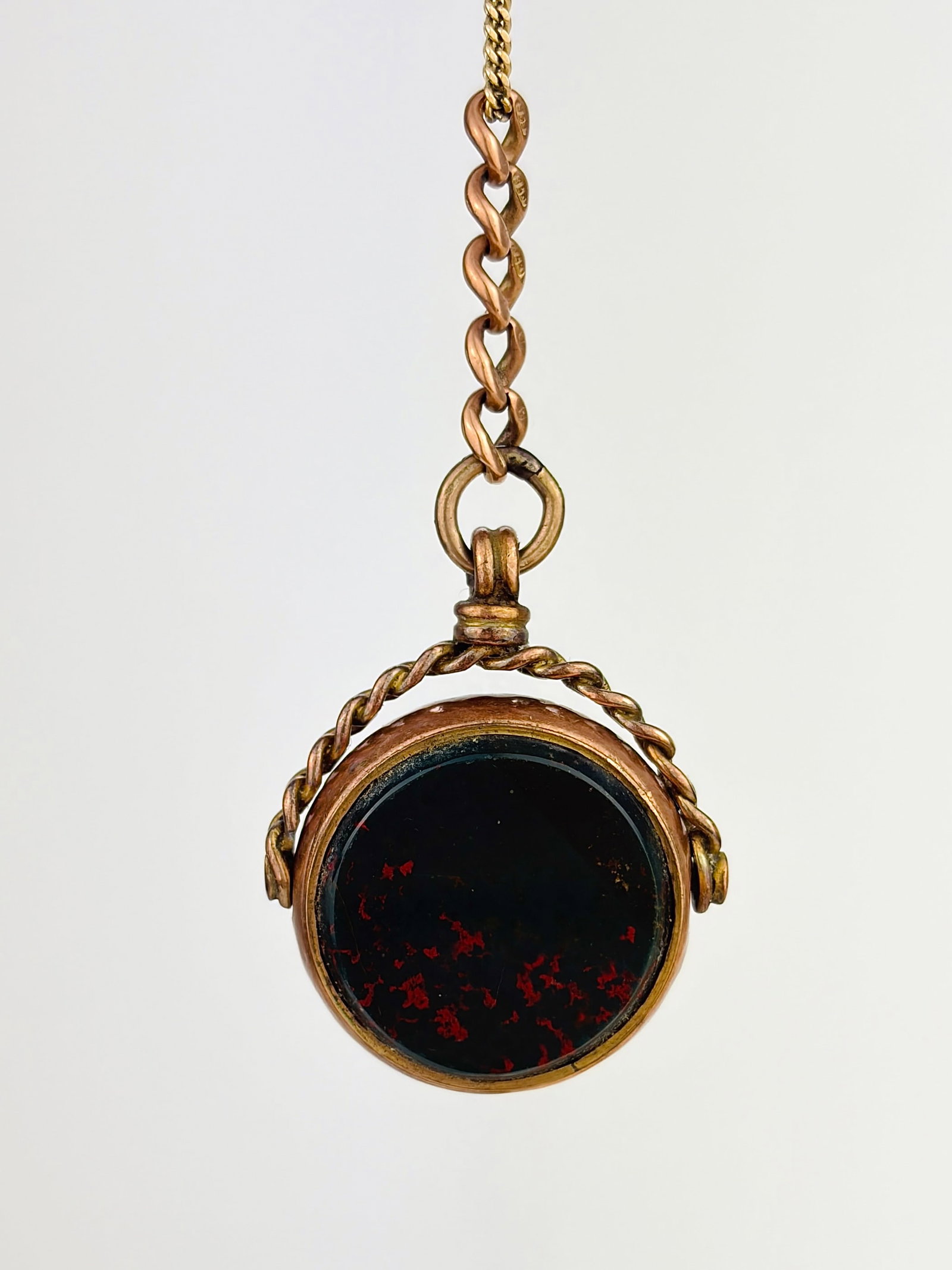 Antique c.1894 9ct Yellow Gold Bloodstone and Onyx Spinning Fob Pendant with chain drop: Antique c.1894 9ct Yellow Gold Bloodstone and Onyx Spinning Fob Pendant with chain drop Beautiful spinning fob pendant! The chain is also stamped 375!