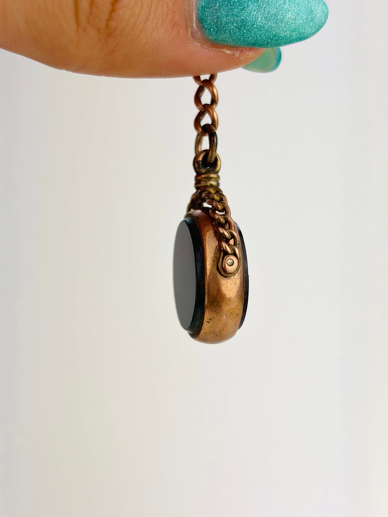 Antique c.1894 9ct Yellow Gold Bloodstone and Onyx Spinning Fob Pendant with chain drop - 4