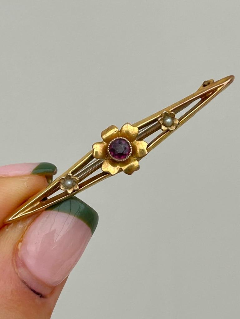 Amethyst and Pearl Flower Bar Brooch in Yellow Gold: Amethyst and pearl flower brooch pretty multigem flower brooch measurements: length 47mm width 8mm weight 1.92g stamped 9ct condition: see photos office use: /