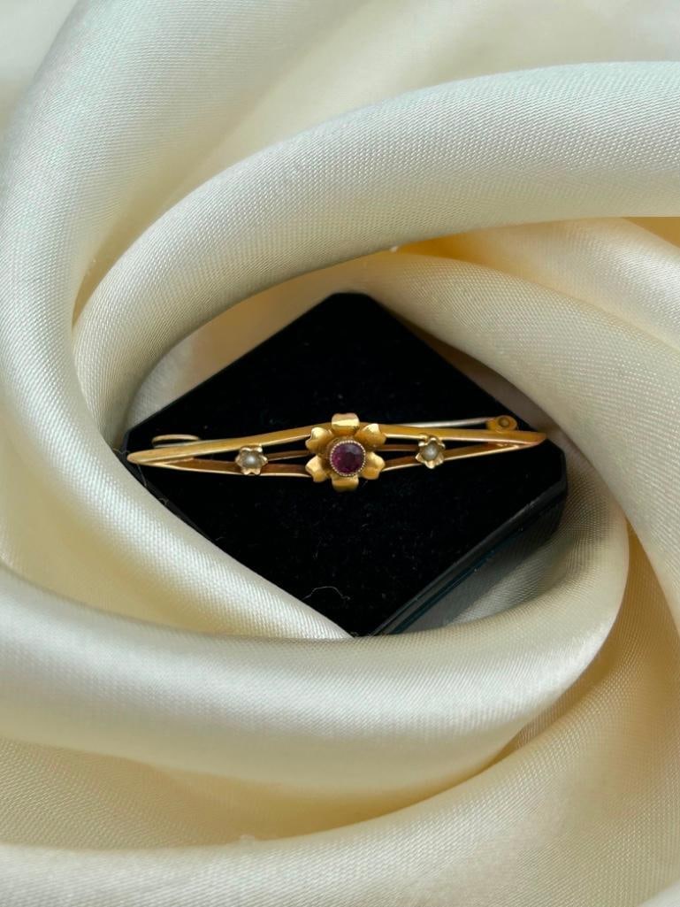 Amethyst and Pearl Flower Bar Brooch in Yellow Gold - 3