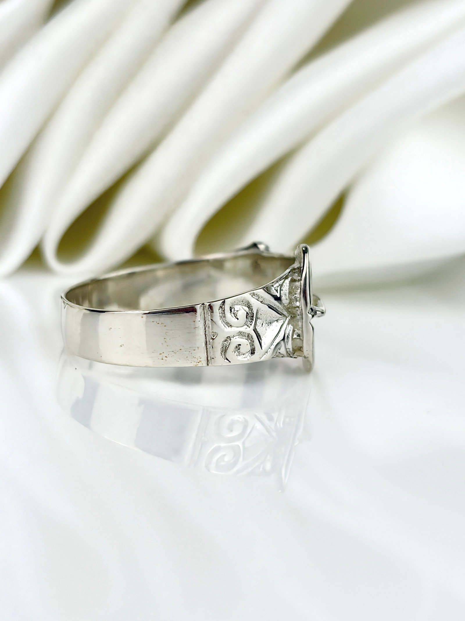 Wide Vintage c.1983 Silver Engraved Buckle Band Ring - 2