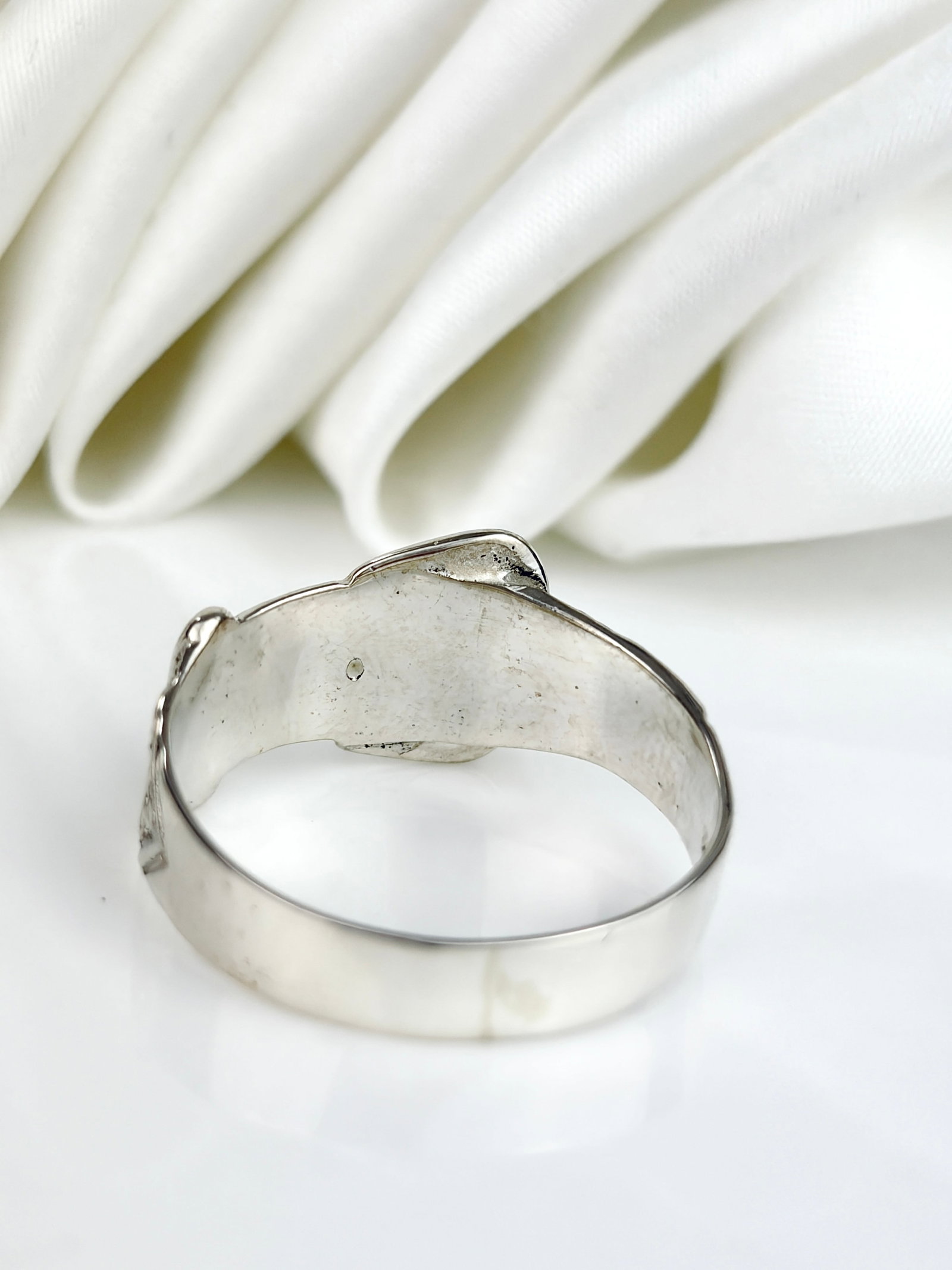 Wide Vintage c.1983 Silver Engraved Buckle Band Ring - 3