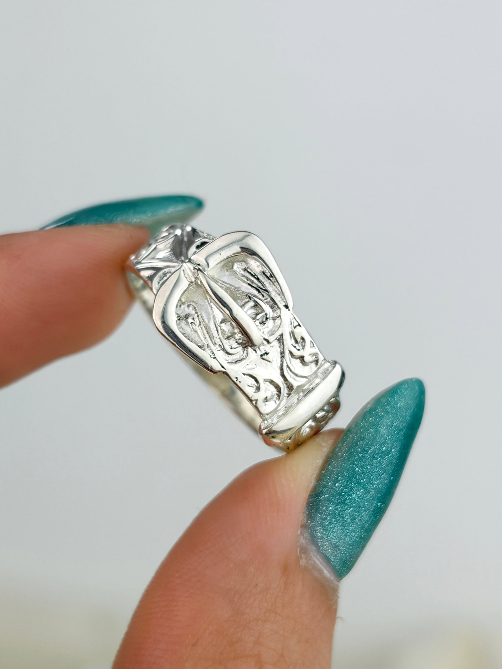 Wide Vintage c.1983 Silver Engraved Buckle Band Ring - 5