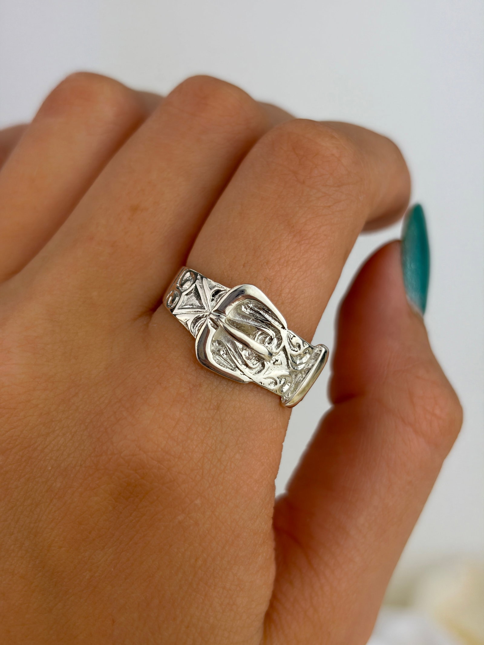 Wide Vintage c.1983 Silver Engraved Buckle Band Ring - 8