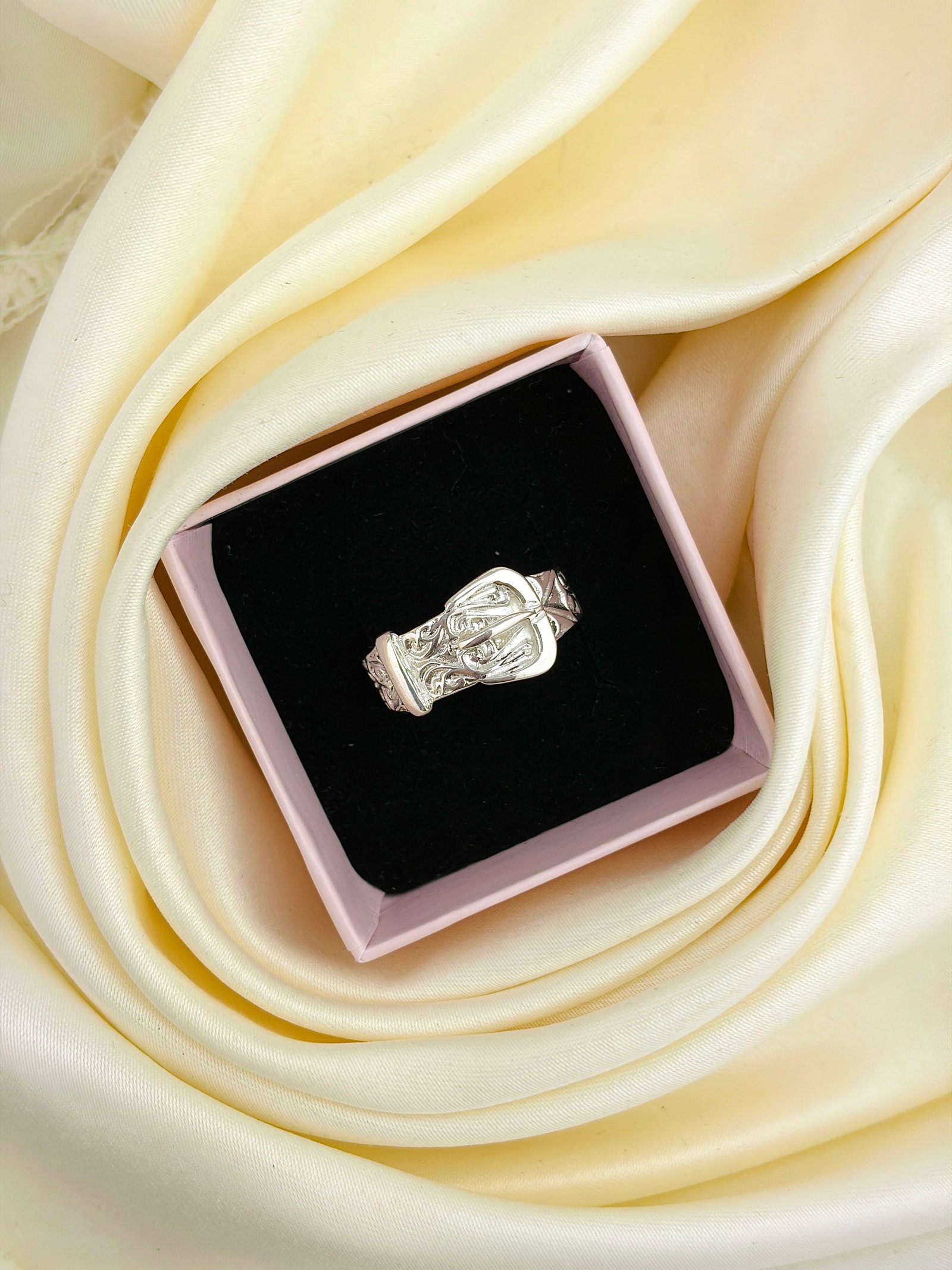 Wide Vintage c.1983 Silver Engraved Buckle Band Ring - 9