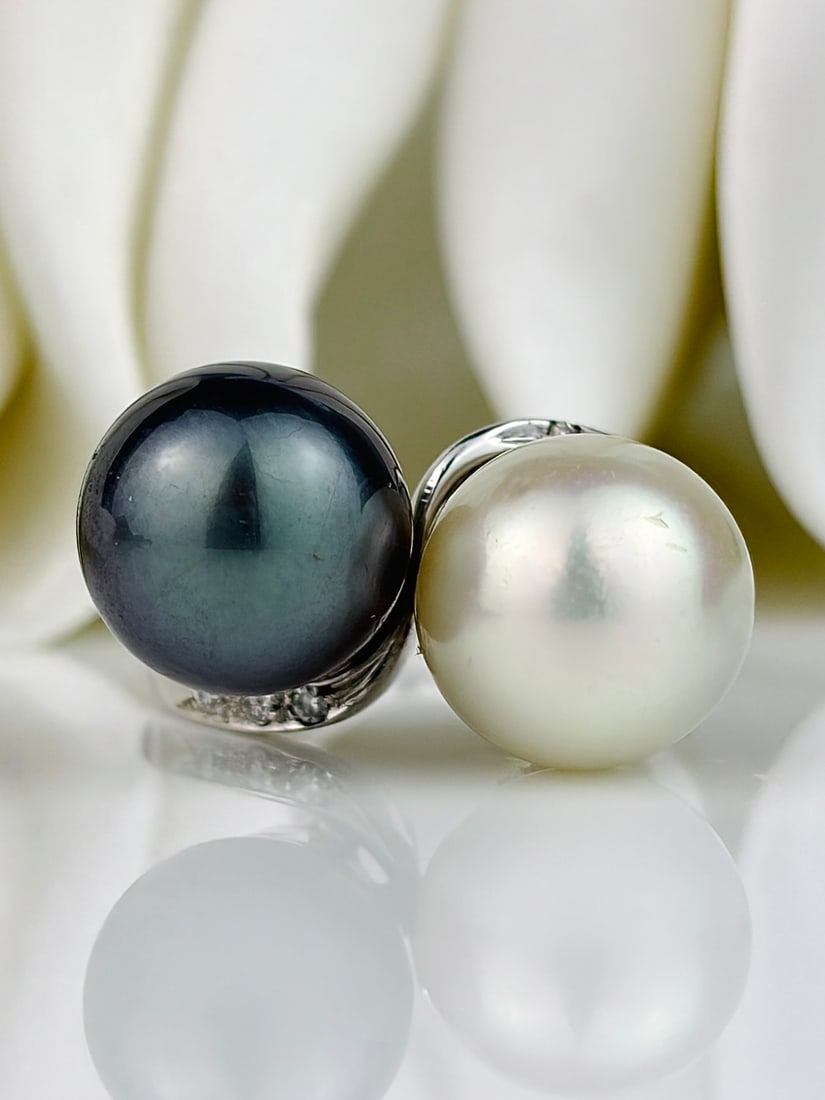 Huge 18ct White Gold Tahitian and South Sea Pearl Moi et Toi Twist Ring with Diamonds: Huge 18ct White Gold Tahitian and South Sea Pearl Moi et Toi Twist Ring with Diamonds Incredible ring, destined to make a statement with its giant pearls! Weight: 8.1g Size: UK N, US 7, Face of ring