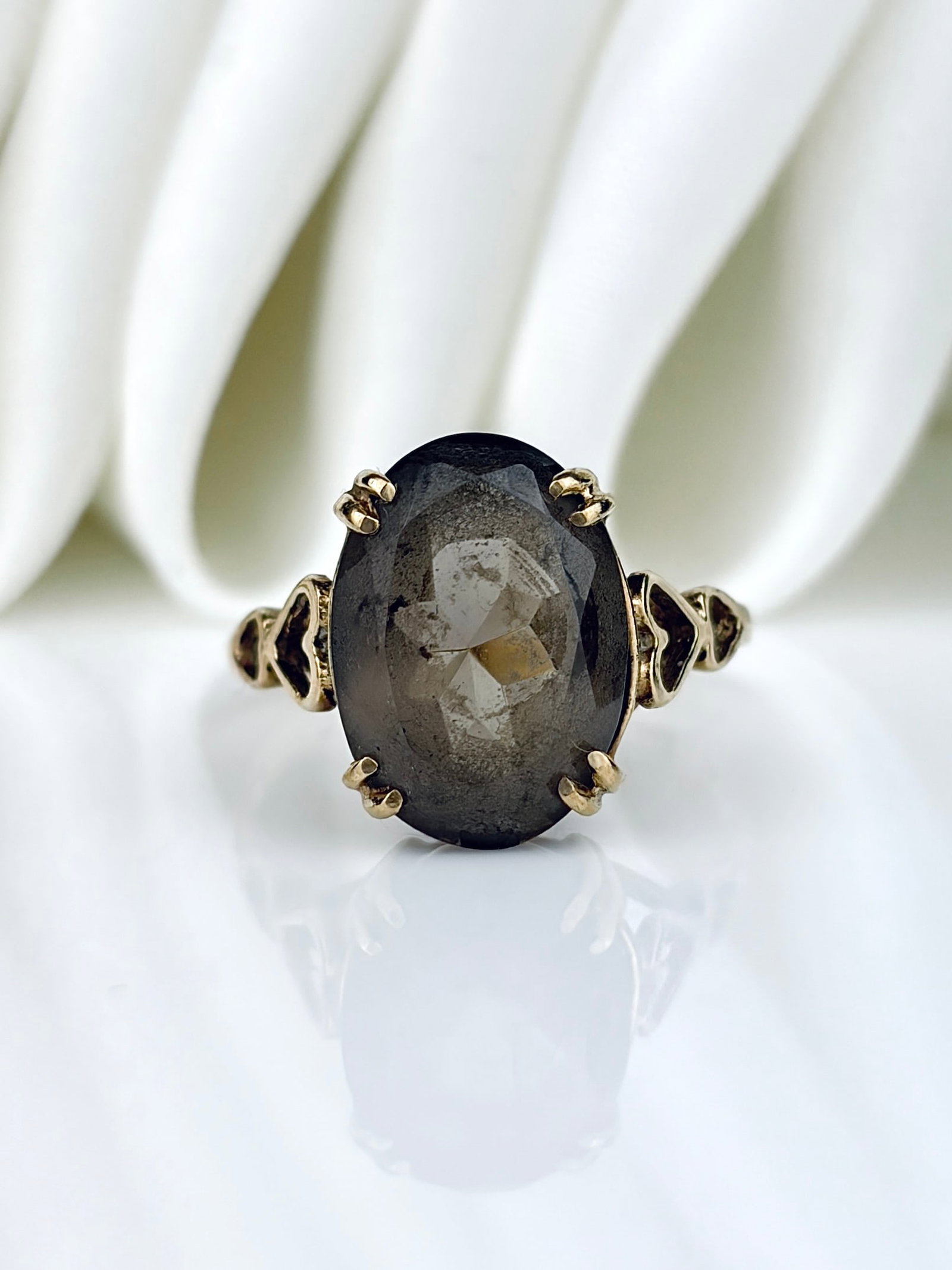 Vintage 9ct Yellow Gold Smokey Quartz Ring: Vintage 9ct Yellow Gold Smokey Quartz Ring Beautiful heart shoulders!