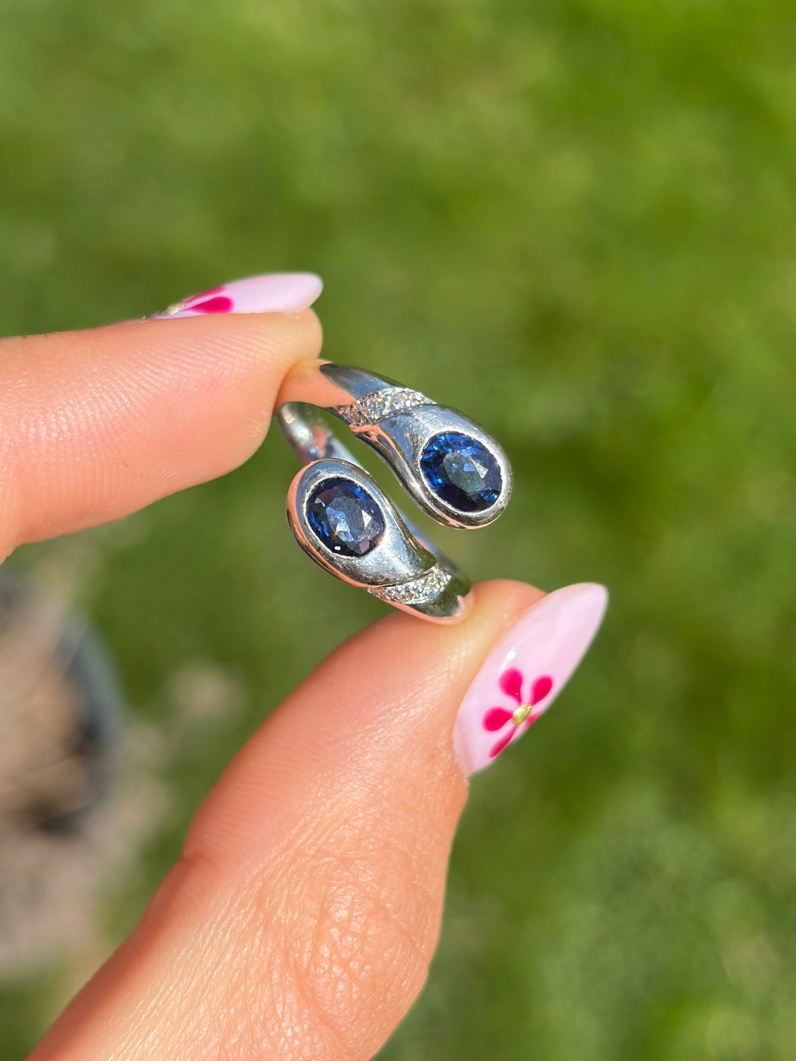 VINTAGE 18CT WHITE GOLD SAPPHIRE AND DIAMOND DOUBLE HEAD WRAPPED SNAKE RING - 10