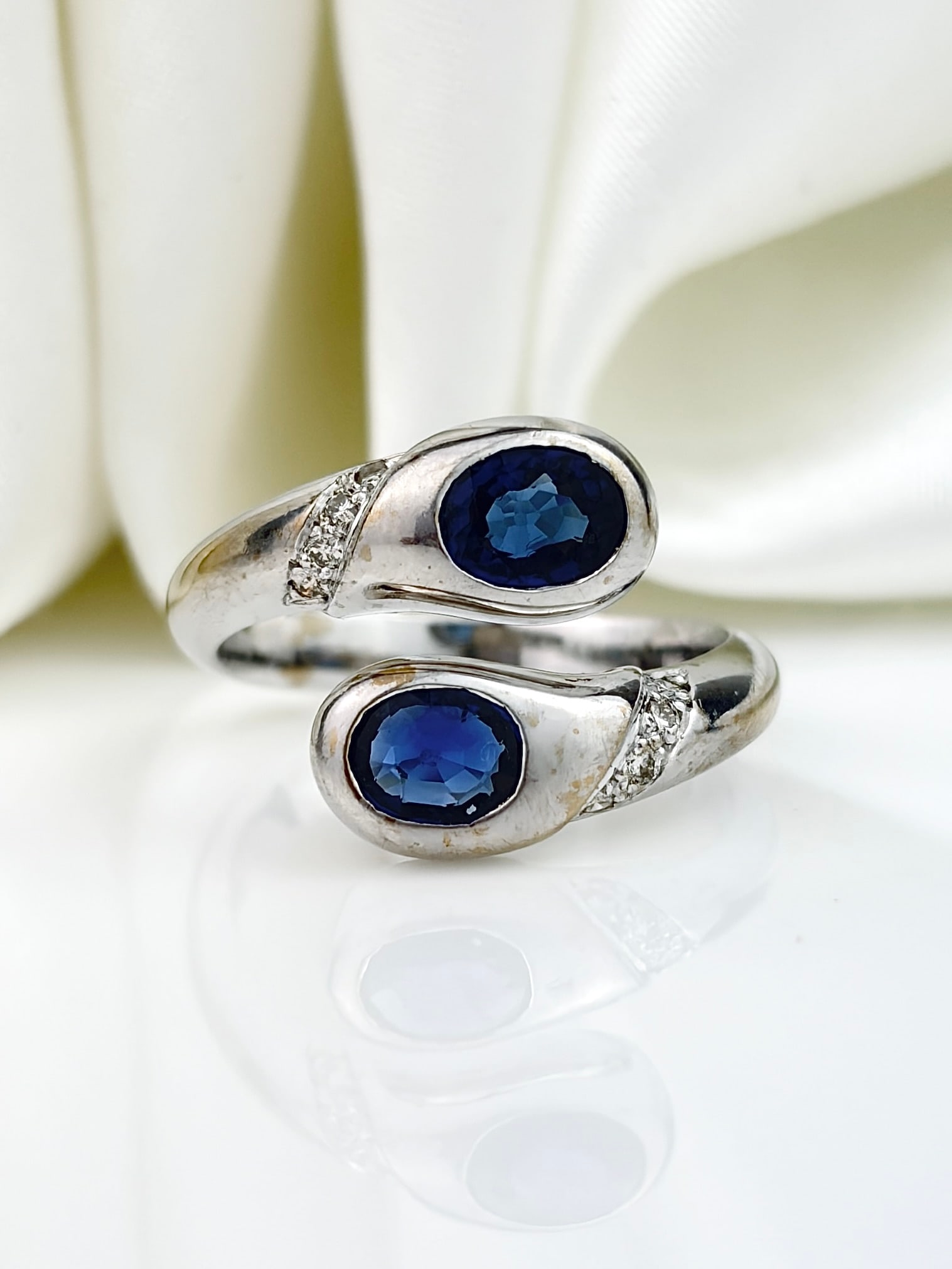 VINTAGE 18CT WHITE GOLD SAPPHIRE AND DIAMOND DOUBLE HEAD WRAPPED SNAKE RING: VINTAGE 18CT WHITE GOLD SAPPHIRE AND DIAMOND DOUBLE HEAD WRAPPED SNAKE RING The blue of the sapphires is so pretty against the white gold!