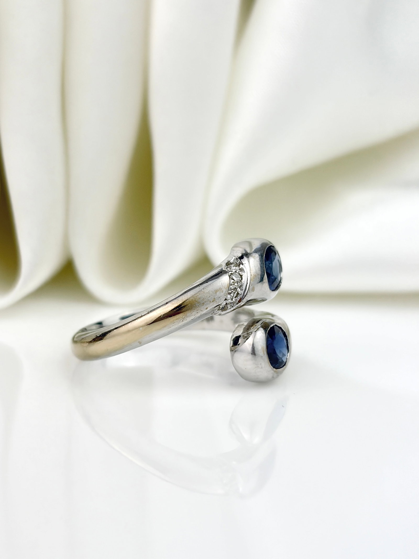 VINTAGE 18CT WHITE GOLD SAPPHIRE AND DIAMOND DOUBLE HEAD WRAPPED SNAKE RING - 2