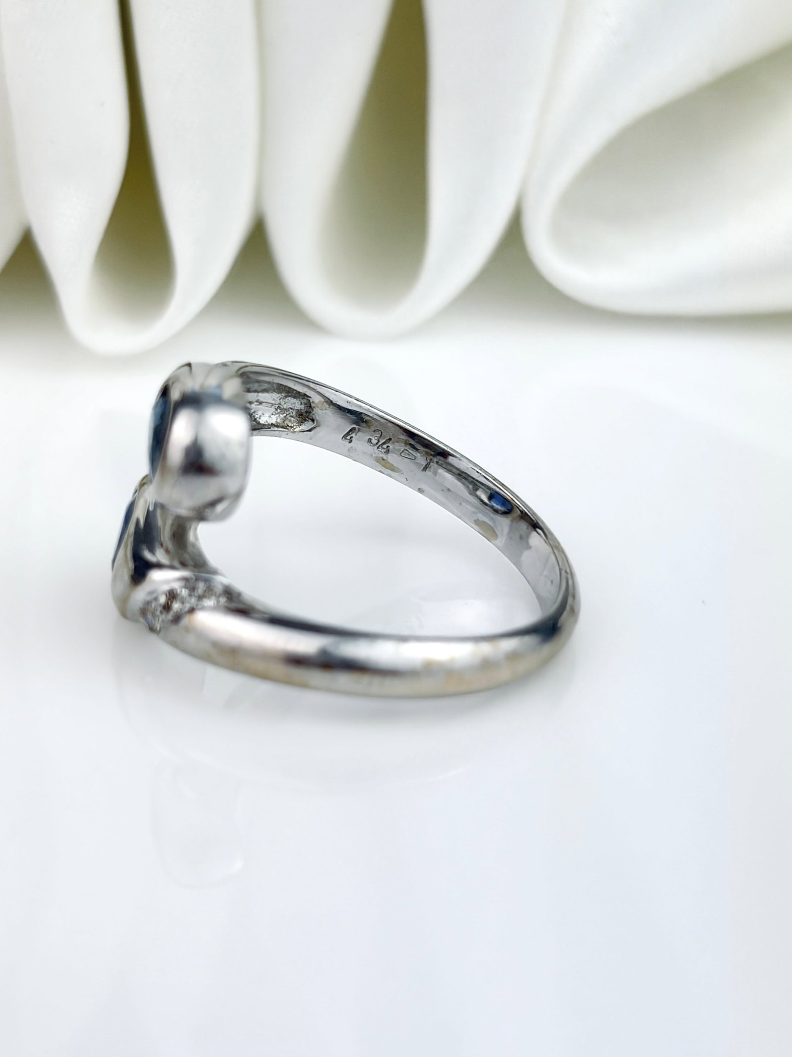 VINTAGE 18CT WHITE GOLD SAPPHIRE AND DIAMOND DOUBLE HEAD WRAPPED SNAKE RING - 4