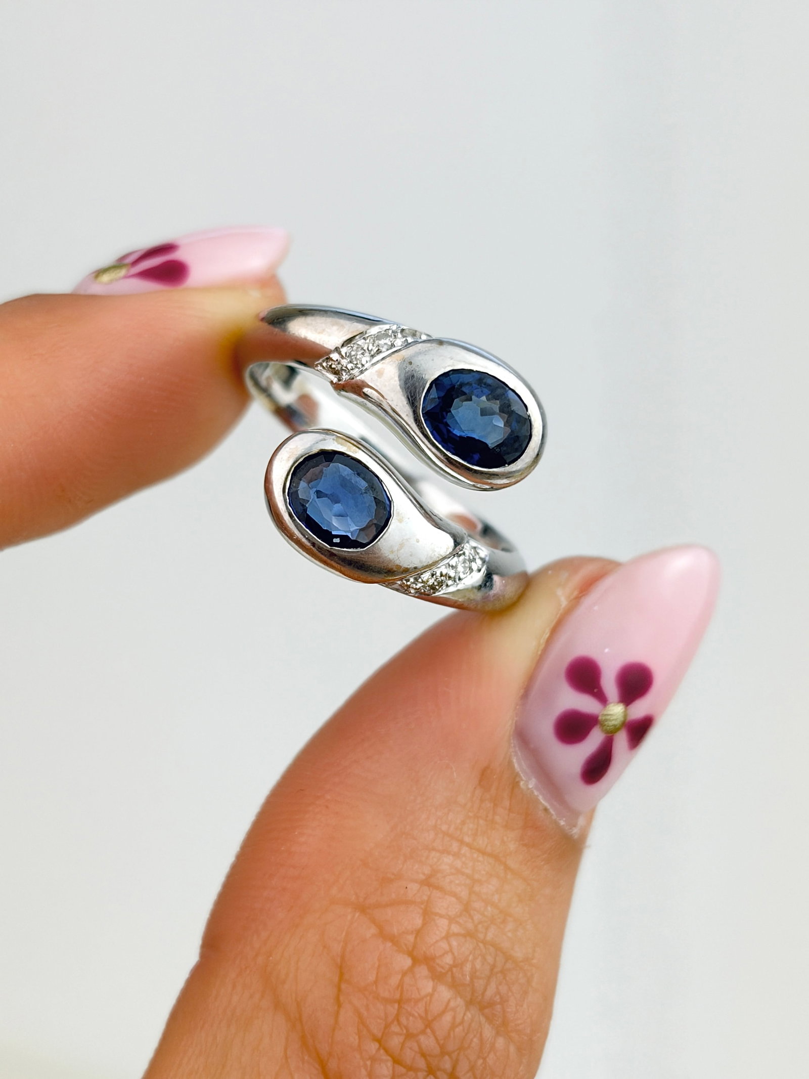 VINTAGE 18CT WHITE GOLD SAPPHIRE AND DIAMOND DOUBLE HEAD WRAPPED SNAKE RING - 5