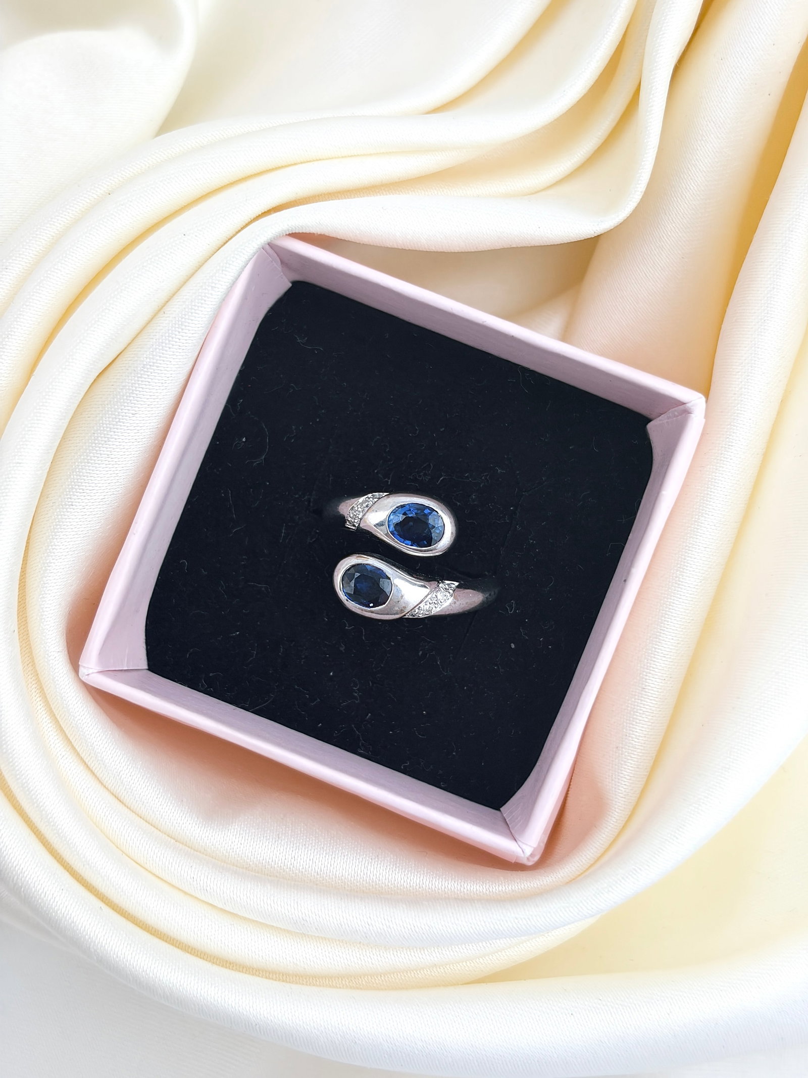 VINTAGE 18CT WHITE GOLD SAPPHIRE AND DIAMOND DOUBLE HEAD WRAPPED SNAKE RING - 7