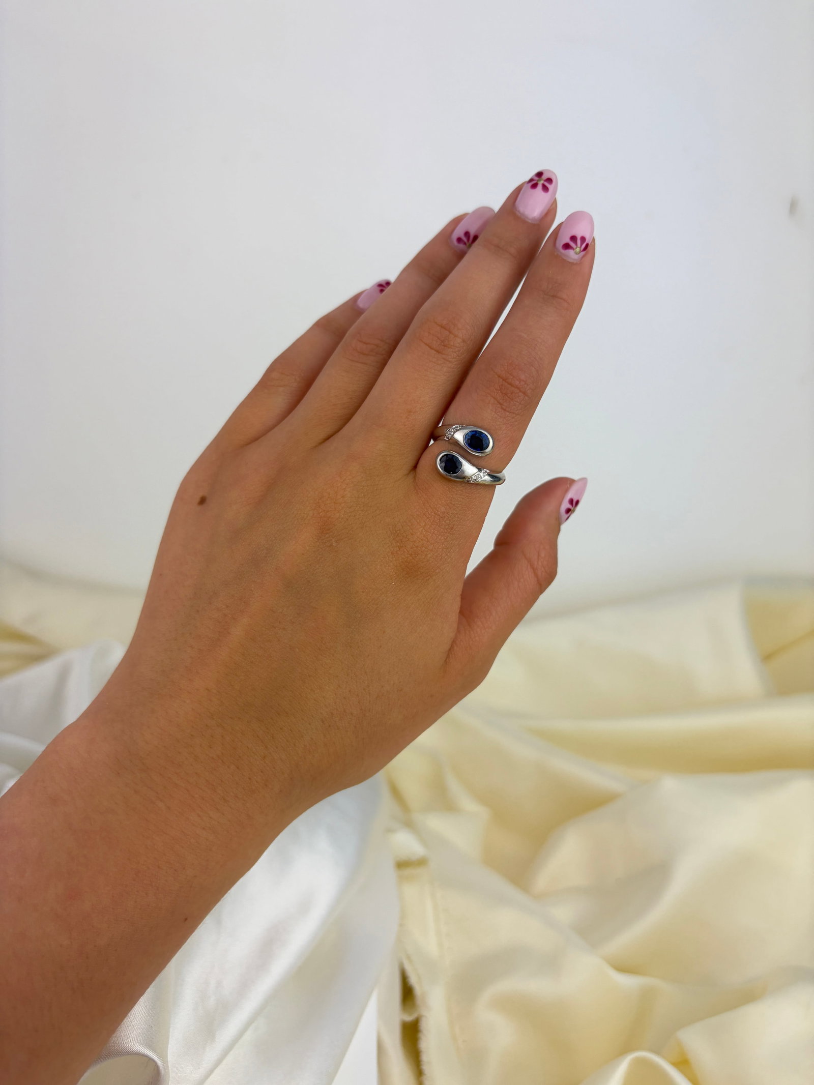 VINTAGE 18CT WHITE GOLD SAPPHIRE AND DIAMOND DOUBLE HEAD WRAPPED SNAKE RING - 8