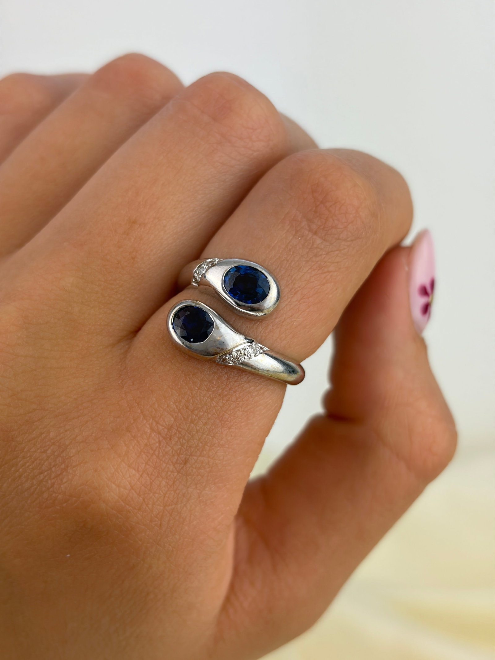 VINTAGE 18CT WHITE GOLD SAPPHIRE AND DIAMOND DOUBLE HEAD WRAPPED SNAKE RING - 9
