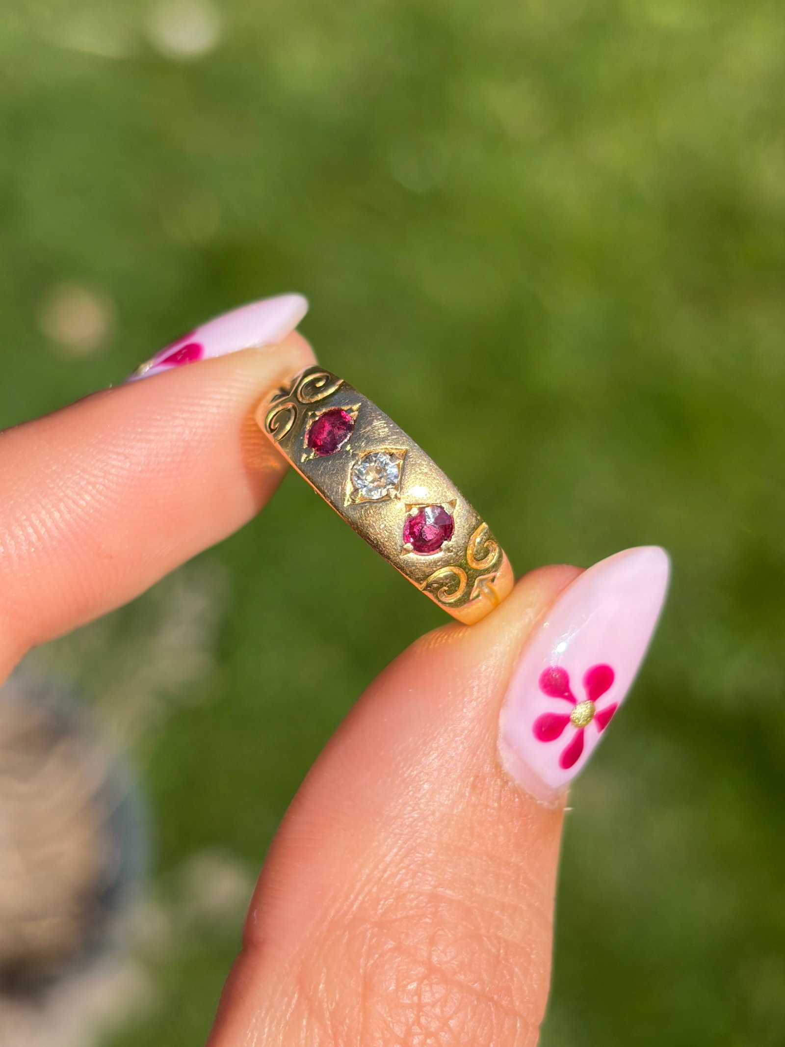 LOVELY ANTIQUE 18CT YELLOW GOLD RUBY AND DIAMOND 3 STONE RING - 10
