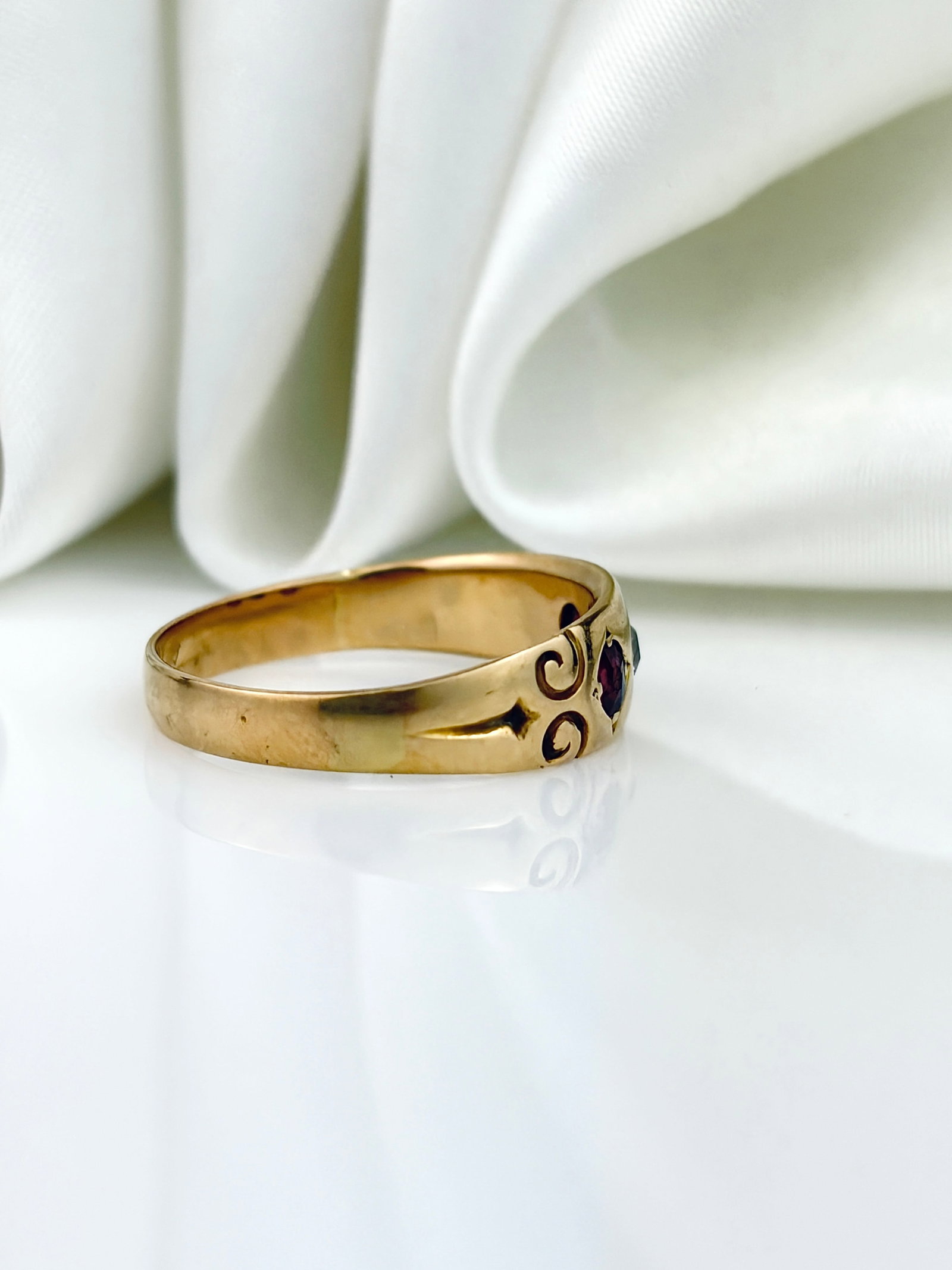 LOVELY ANTIQUE 18CT YELLOW GOLD RUBY AND DIAMOND 3 STONE RING - 2