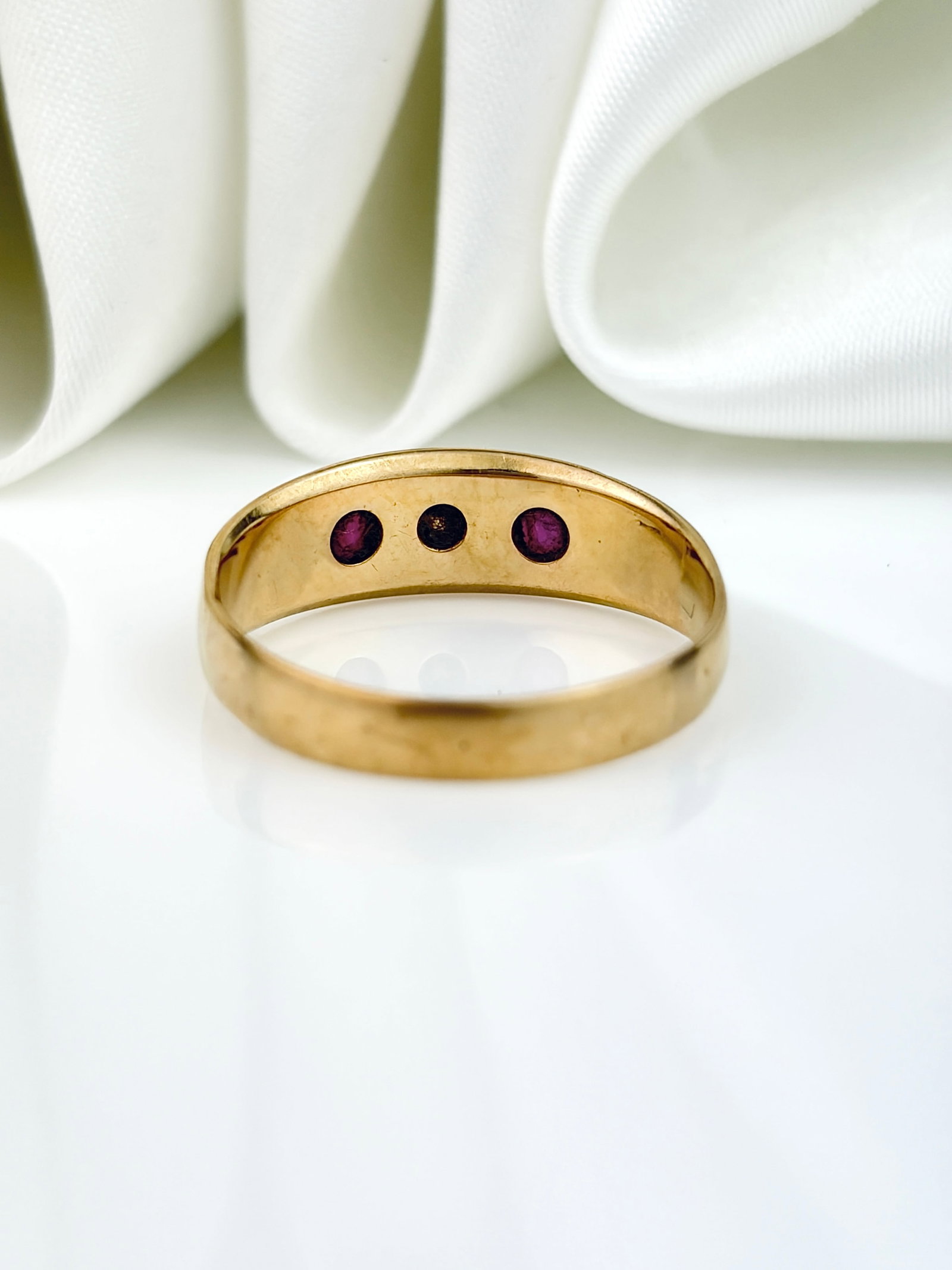 LOVELY ANTIQUE 18CT YELLOW GOLD RUBY AND DIAMOND 3 STONE RING - 3