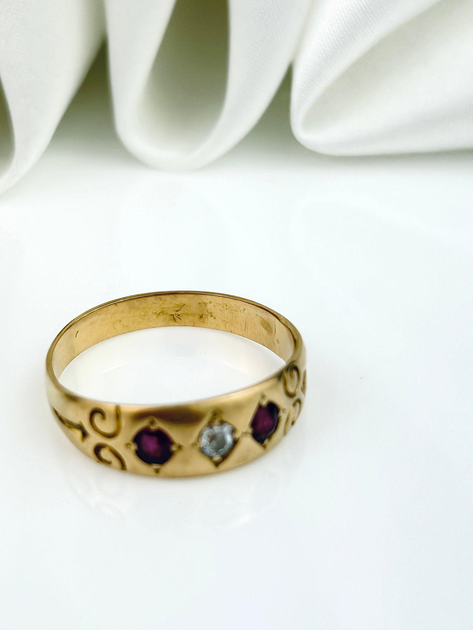 LOVELY ANTIQUE 18CT YELLOW GOLD RUBY AND DIAMOND 3 STONE RING - 4