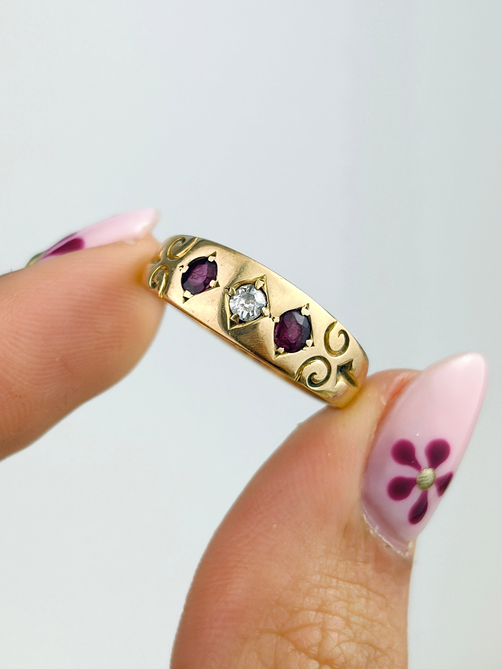 LOVELY ANTIQUE 18CT YELLOW GOLD RUBY AND DIAMOND 3 STONE RING - 5
