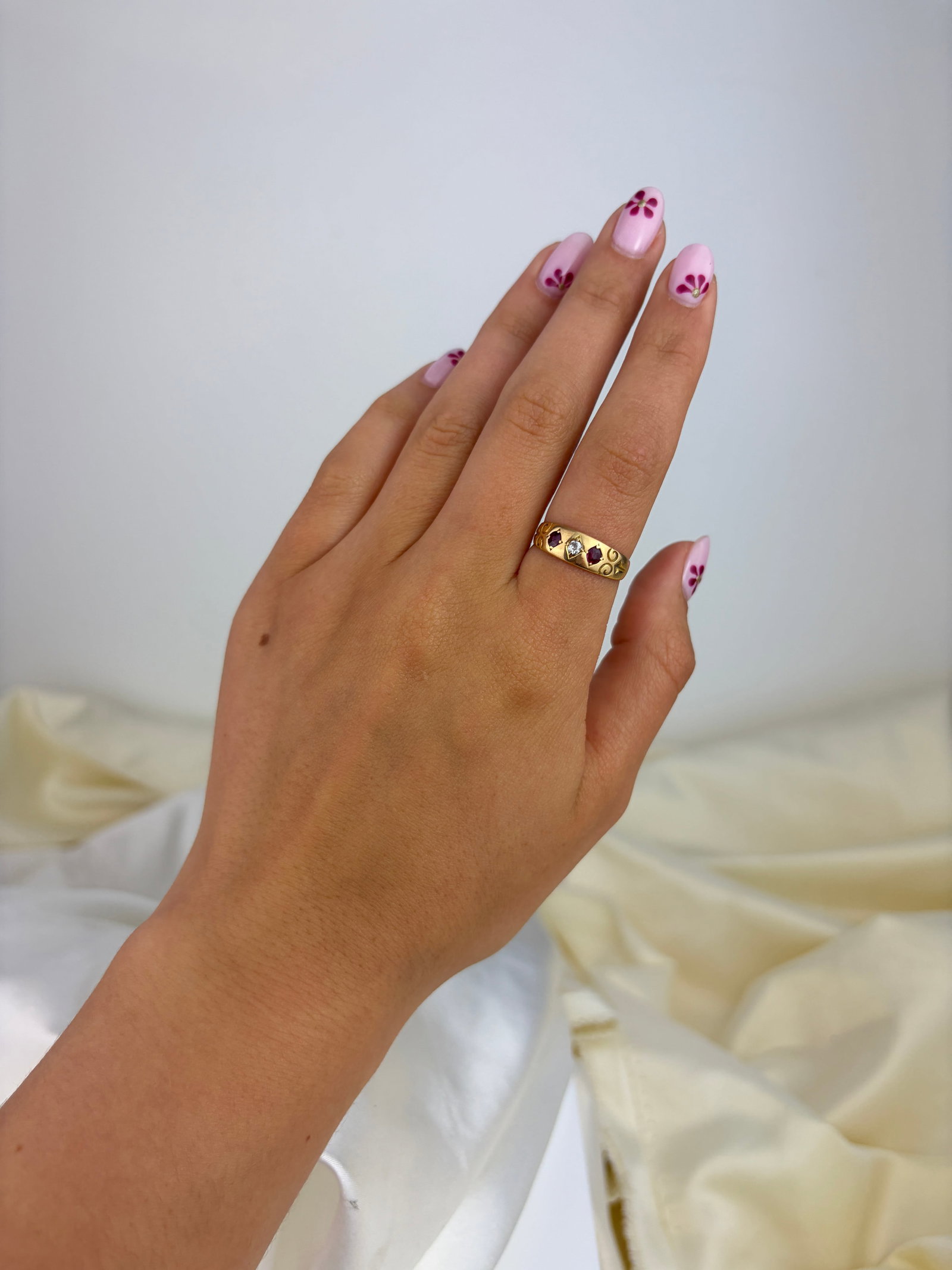 LOVELY ANTIQUE 18CT YELLOW GOLD RUBY AND DIAMOND 3 STONE RING - 7